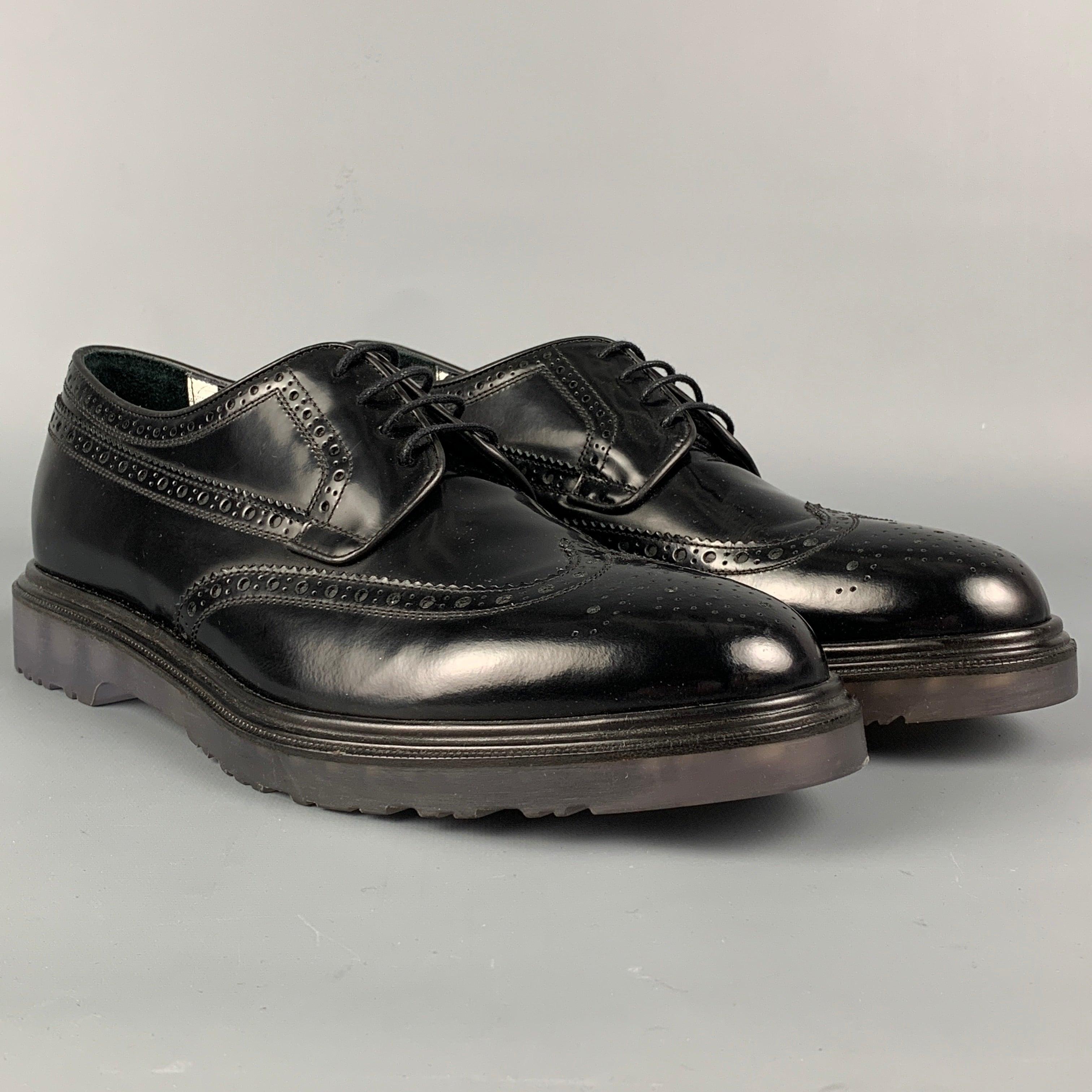 Les chaussures PAUL SMITH sont en cuir perforé noir et présentent un style à bouts pointus, des lacets et une semelle transparente. Fait en Italie.
Très bien
Etat d'occasion. 

Marqué :   8Semelle d'usure : 12 pouces  x 4,5 pouces 
  
  
 
Référence