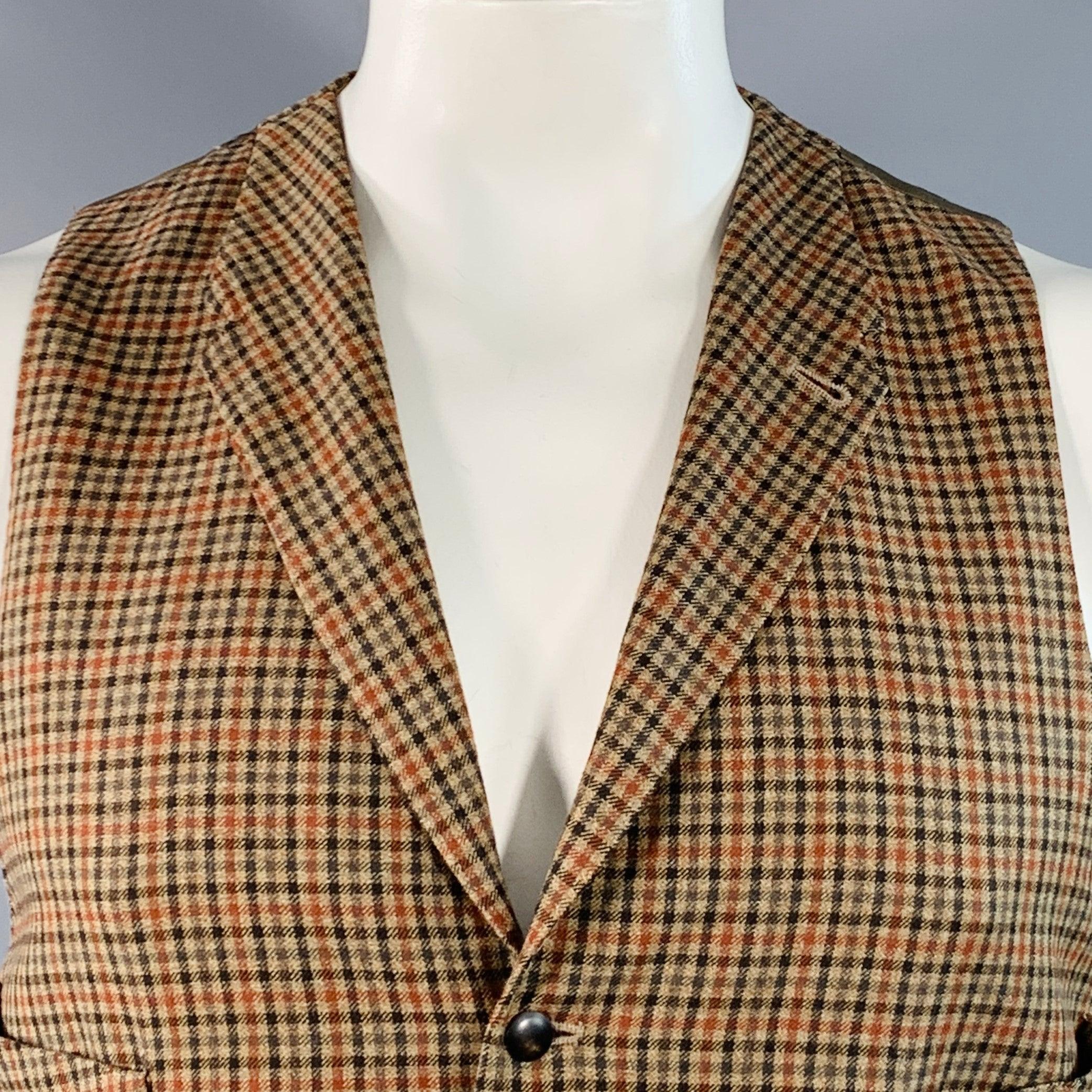 Gilet di Paul Smith
in lana beige, taupe e verde con motivo a scacchi, risvolto a tacca e chiusura con bottoni. Made in Belgio.Eccellente condizione di usato. 

Contrassegnato:   L 

Misure: 
 
Spalla: 12,5 pollici Petto: 42 pollici Lunghezza: 23