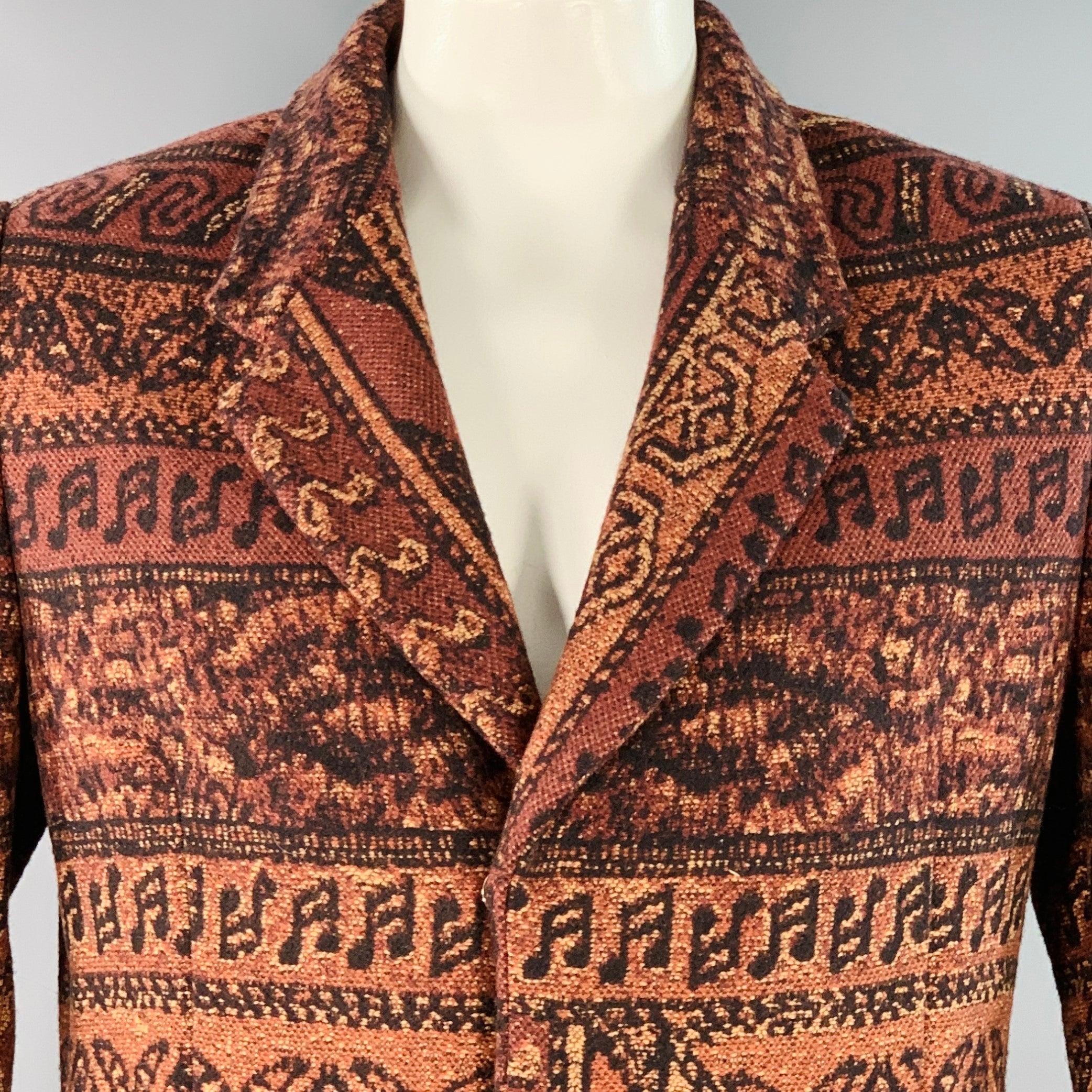 Cappotto di Paul Smith
in jacquard di misto lana marrone e nero, con design ad arazzo a motivi misti, rever a lancia e chiusura a scatto nascosta.
Made in Italy. Eccellente condizione di usato. 

Contrassegnato:   L 

Misure: 
 
Spalla: 16,75