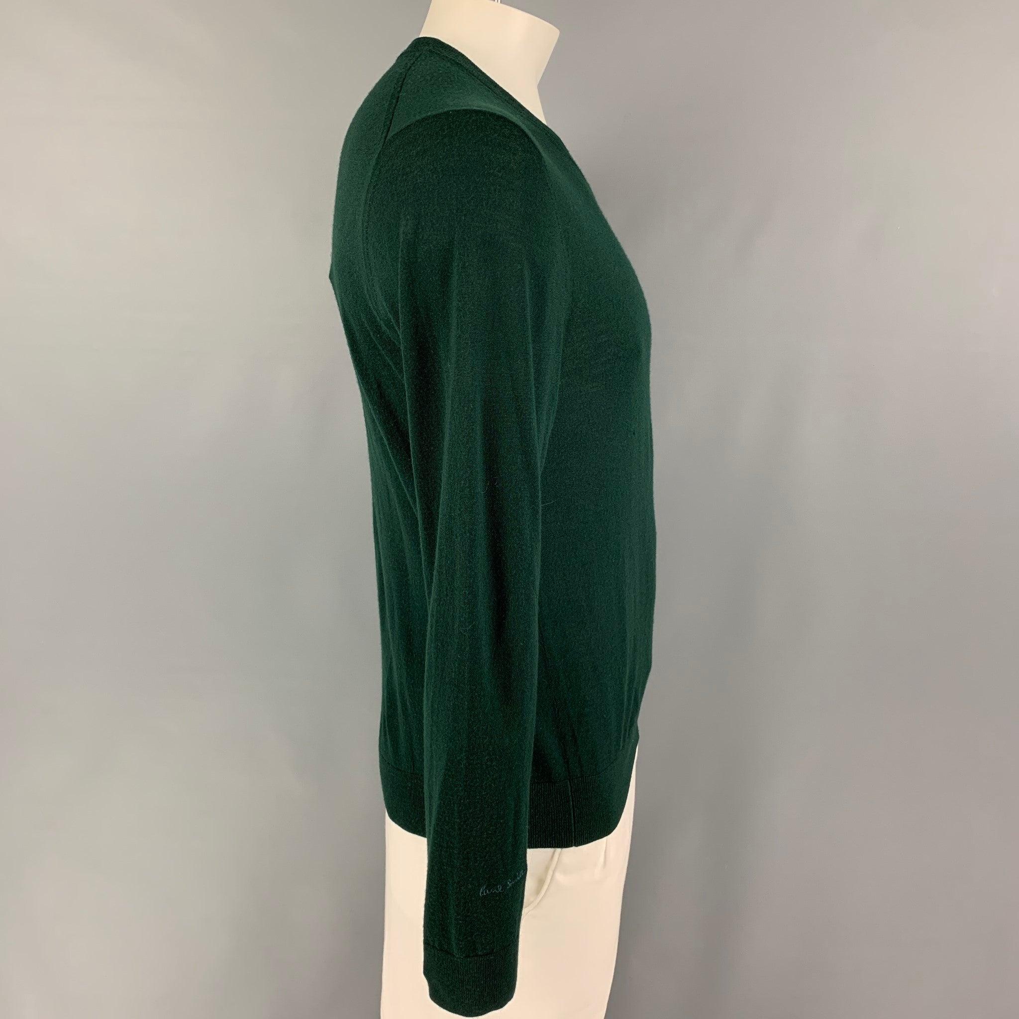 PAUL SMITH pullover comes in a forest green merino wool featuring a crew-neck.
Very Good
Pre-Owned Condition. 

Marked:   L  

Measurements: 
 
Shoulder:
18 inches Chest:
40 inches Sleeve: 27 inches Length: 25.5 inches 
  
  
 
Reference: