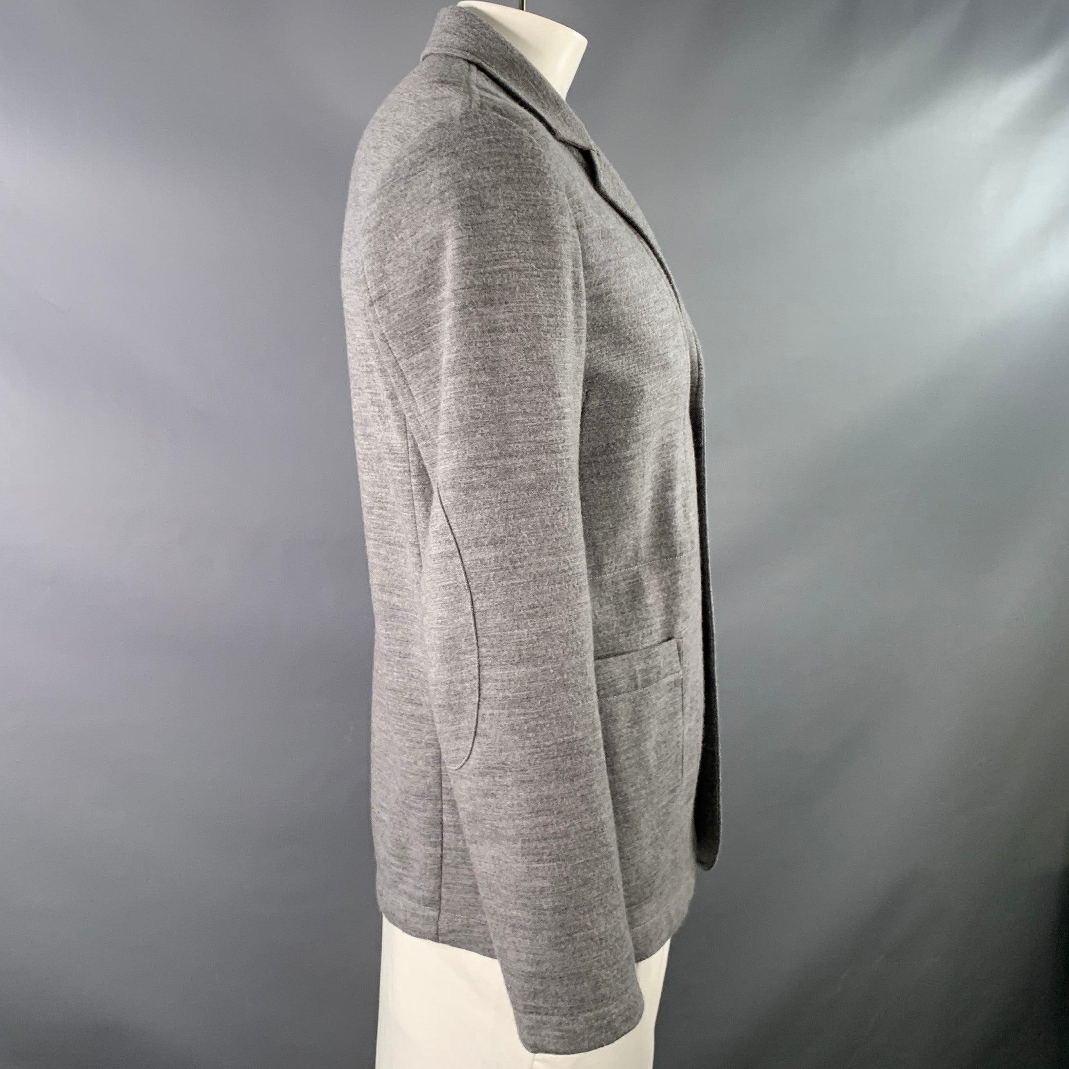 Veste PAUL SMITH
en laine mélangée gris chiné, avec un revers à cran, deux poches plaquées et une fermeture à trois boutons. Très bon état d'origine. Petite marque sur la manchette et petits signes d'usure. 

Marqué :   L 

Mesures : 
 
Épaule : 18