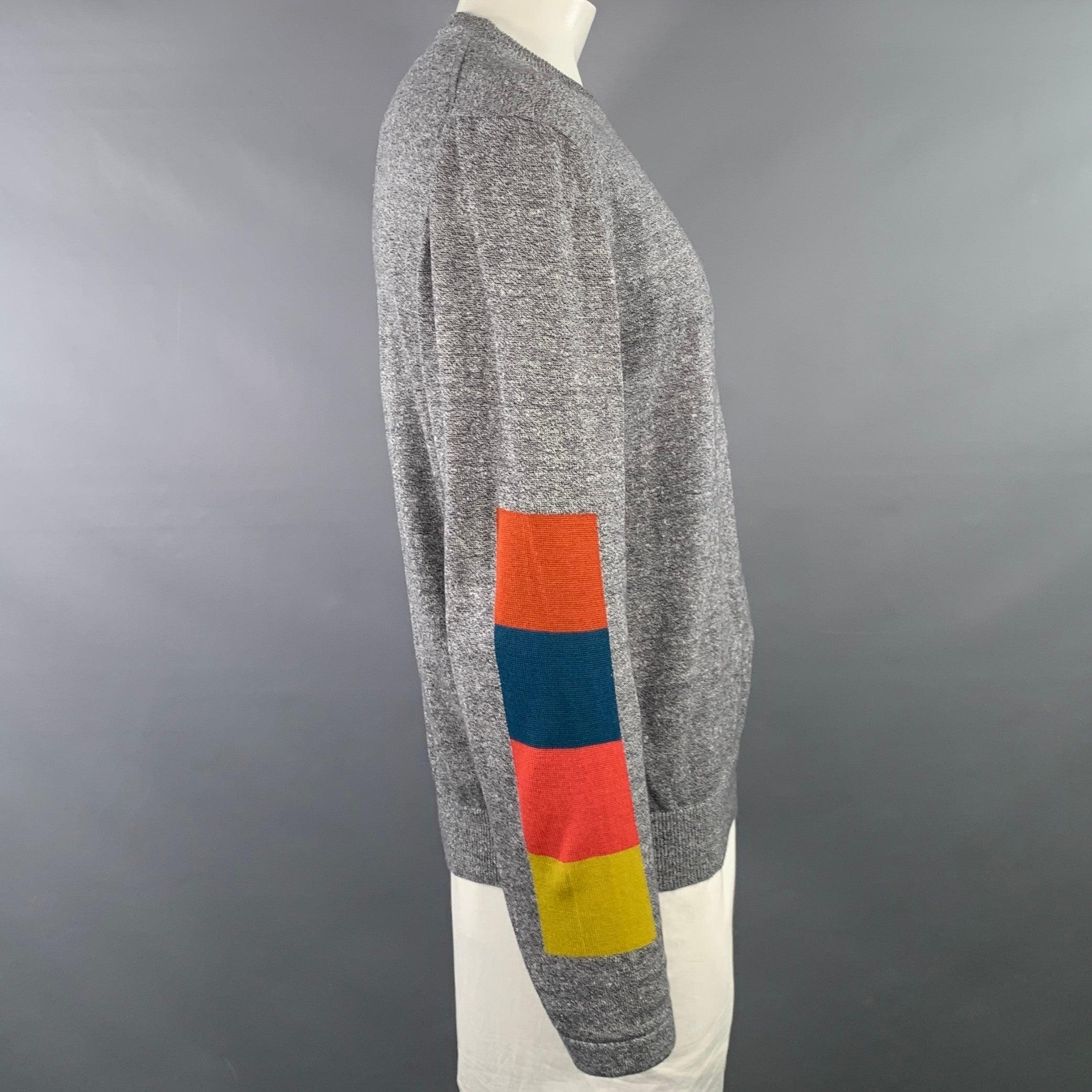 Pull PAUL SMITH
en tricot de coton gris chiné, avec des détails de manches multicolores et un col ras du cou.Très bon état d'occasion. Léger boulochage. 

Marqué :   L 

Mesures : 
 
Épaule : 21.5 pouces Poitrine : 45 pouces Manche : 26 pouces