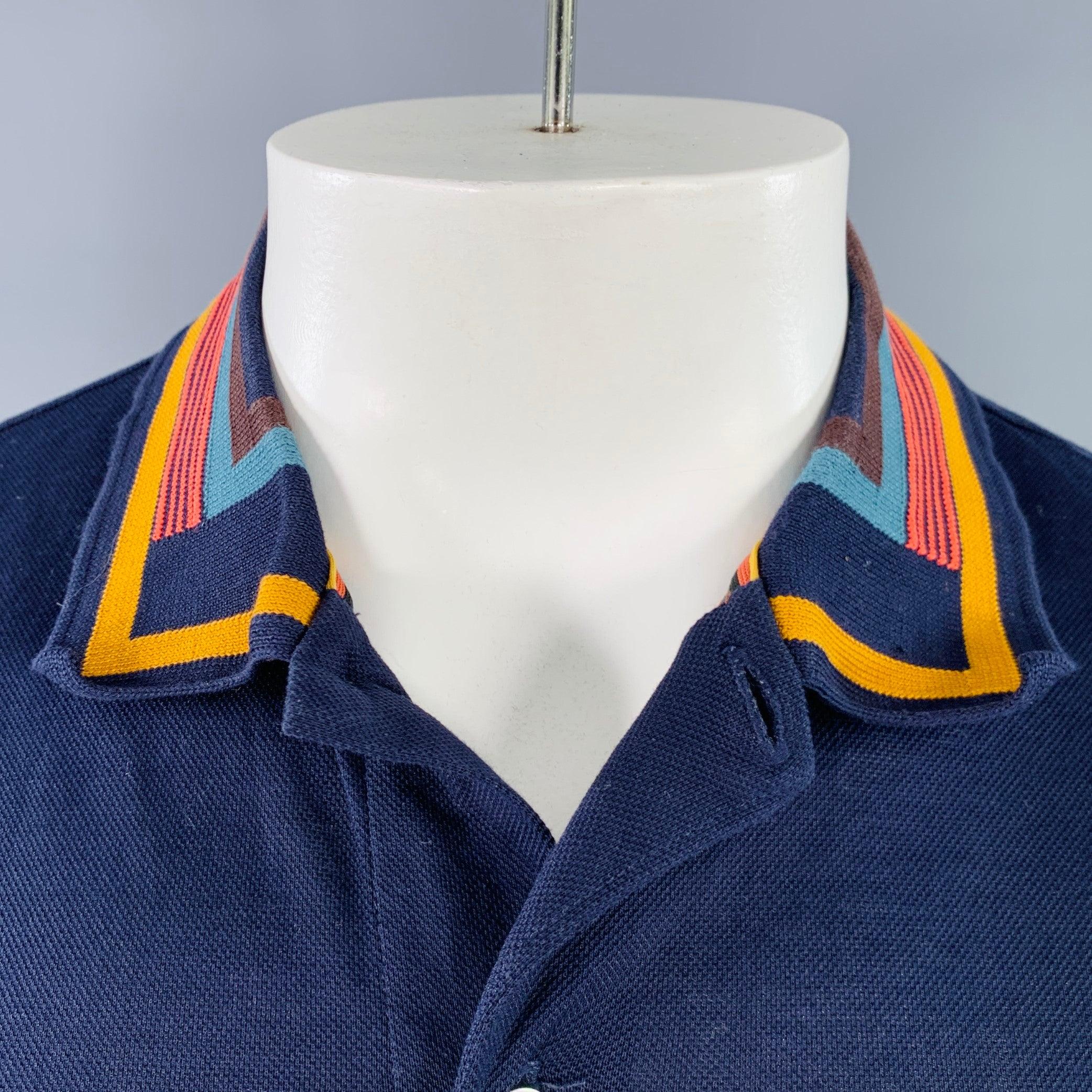 PAUL SMITH polo
aus navyfarbener Baumwolle mit mehrfarbigem Kontrastkragen, kurzen Ärmeln und halber Knopfleiste. Made in Italy. sehr guter gebrauchter Zustand. Verblasster Logodruck auf der Rückseite des Kragens. 

Markiert:   L 

Abmessungen: 
