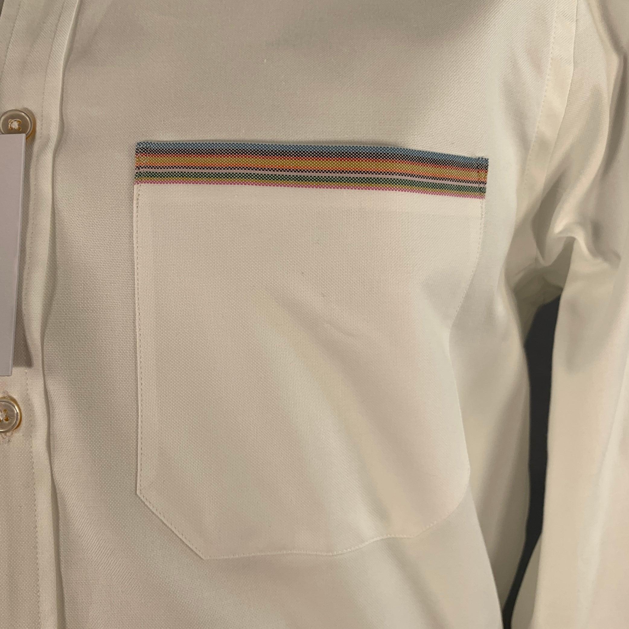 Chemise à manches longues PAUL SMITH
en sergé de coton tissé blanc, avec une poche et une bordure à rayures multicolores, un col boutonné et une fermeture à boutons. Fabriqué en Italie. Bon état avec étiquettes. Marque sur le devant. 

Marqué :   L
