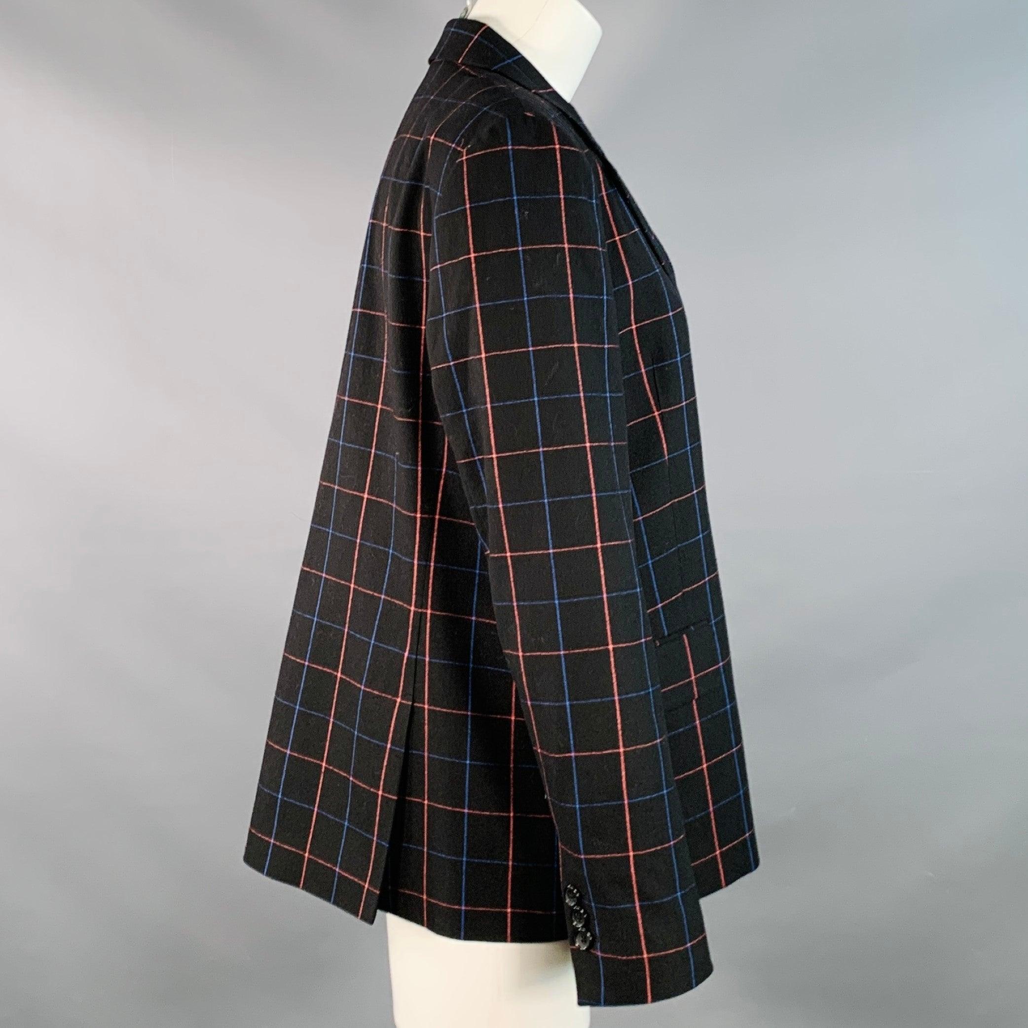 PS by PAUL SMITH Blazer
aus schwarzem Viskosemischgewebe mit blauem und orangefarbenem Schaufenstermuster, Zweireiher, gekerbtem Revers, doppeltem Rückenschlitz und doppeltem Knopfverschluss. Made in Portugal Ausgezeichneter gebrauchter Zustand.