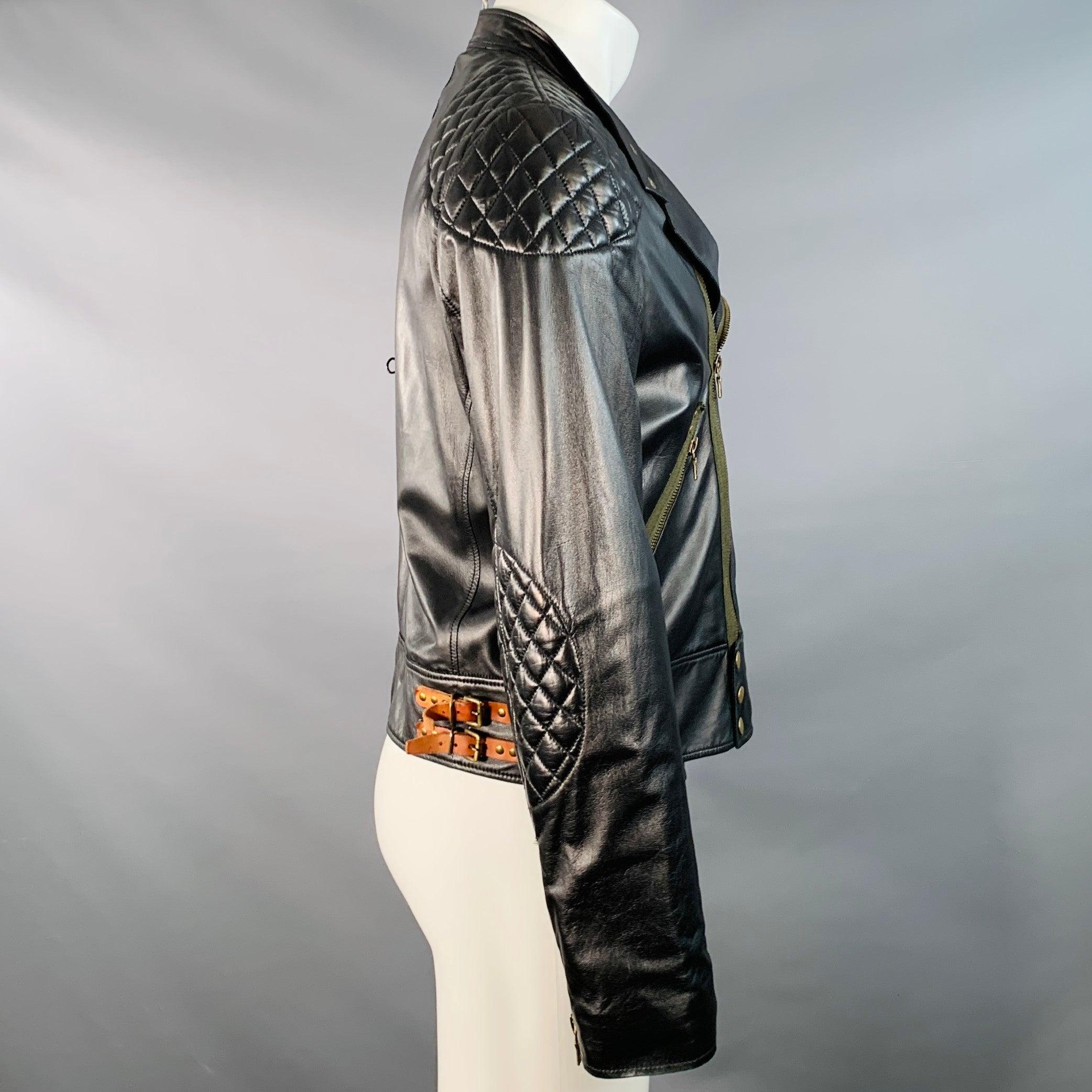 PAUL SMITH Jacke
aus schwarzem Leder mit Bikerstil, Reißverschlusstaschen, gesteppten Schultern und Reißverschluss. Hergestellt in Italien, guter gebrauchter Zustand. Mäßige Gebrauchsspuren. 

Markiert:   M 

Abmessungen: 
 
Schultern: 17 Zoll