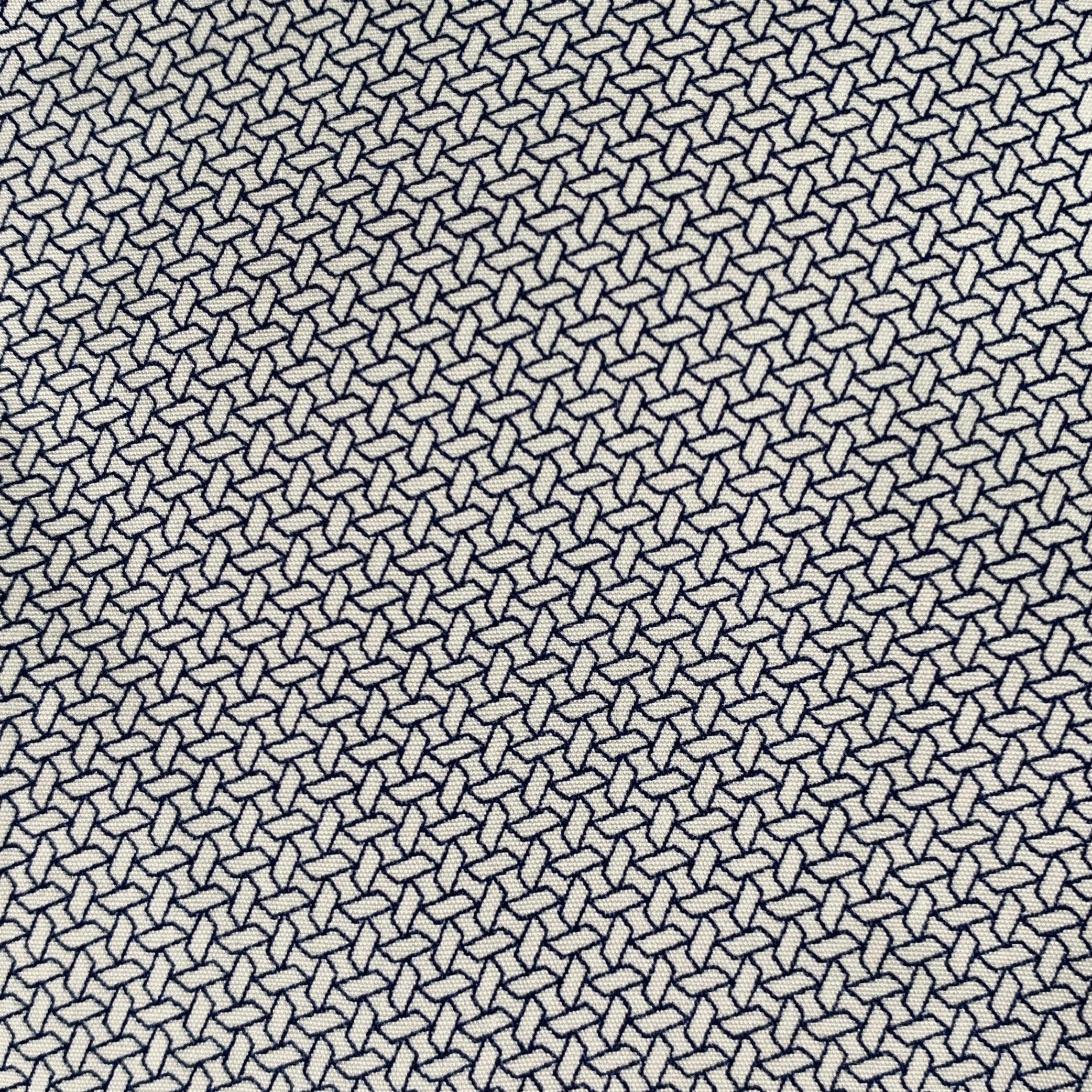 Chemise à manches longues PAUL SMITH
en tissu de coton blanc, avec un motif géométrique bleu marine, une poche et une fermeture à bouton. Fabriqué en Italie. Excellent état. 

Marqué :   16.5 

Mesures : 
 
Épaule : 15.5 pouces Poitrine : 44 pouces