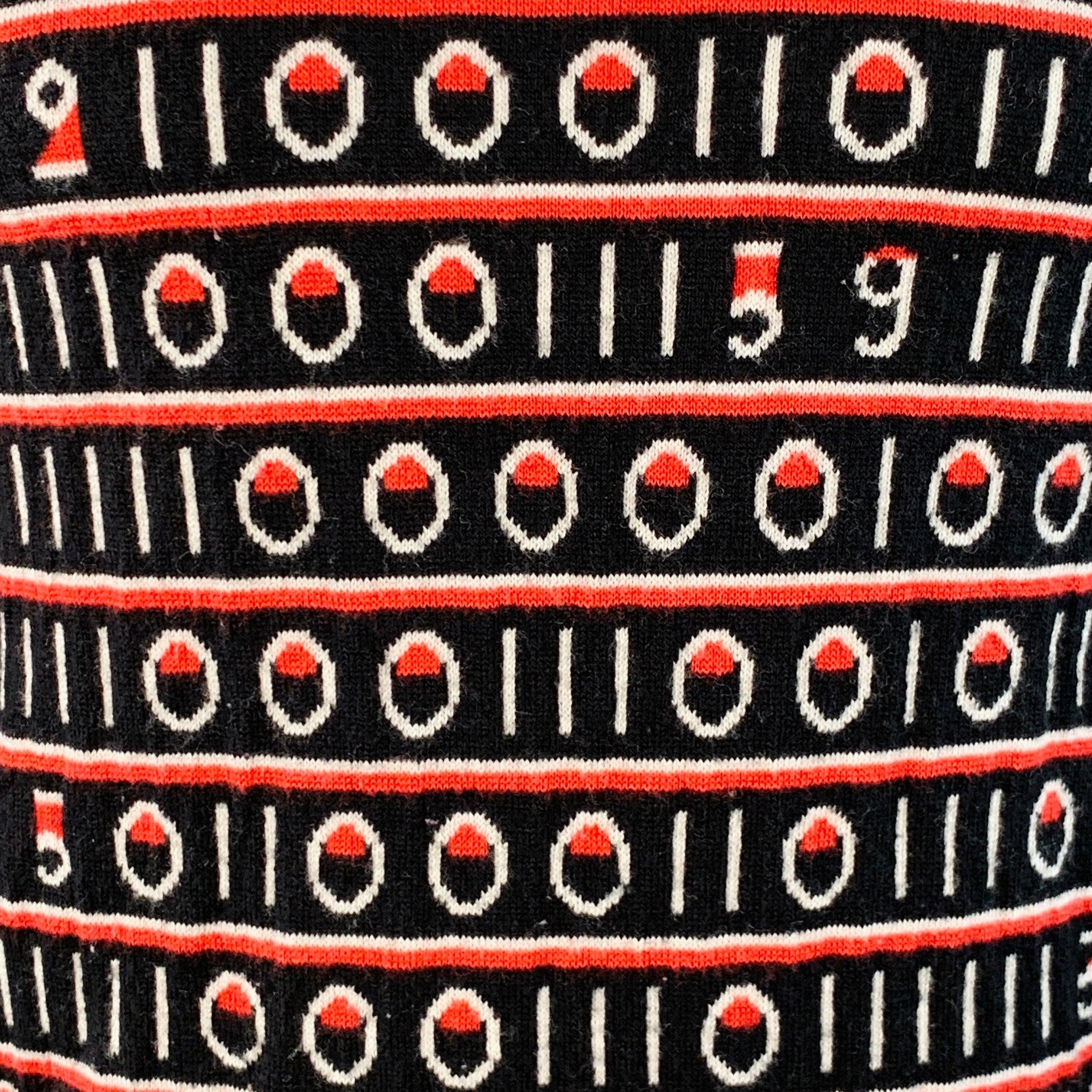 Pull PS by PAUL SMITH
en tricot de laine et de coton mélangés noir, rouge et blanc, avec un motif de rayures vibrantes et des numéros, des manches longues et un col ras du cou.Bon état d'occasion. Boulochage modéré. 

Marqué :   S 

Mesures : 

