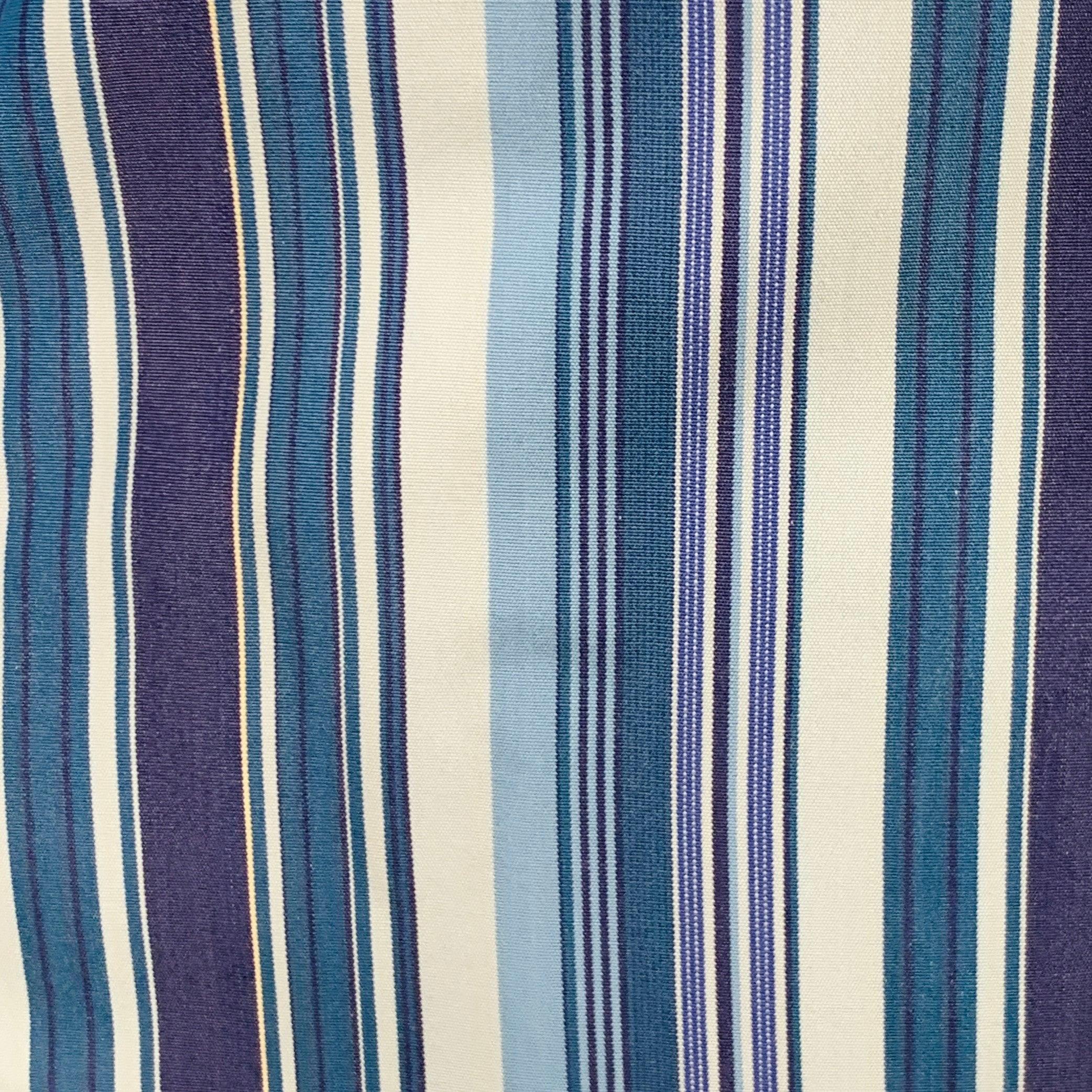 Chemise à manches longues PAUL SMITH
en coton tissé bleu et marine, avec un motif à rayures, des poignets français et une fermeture à boutons. Fabriqué en Italie. Excellent état. 

Marqué :   15/38 

Mesures : 
 
Épaule : 17.5 pouces Poitrine : 43