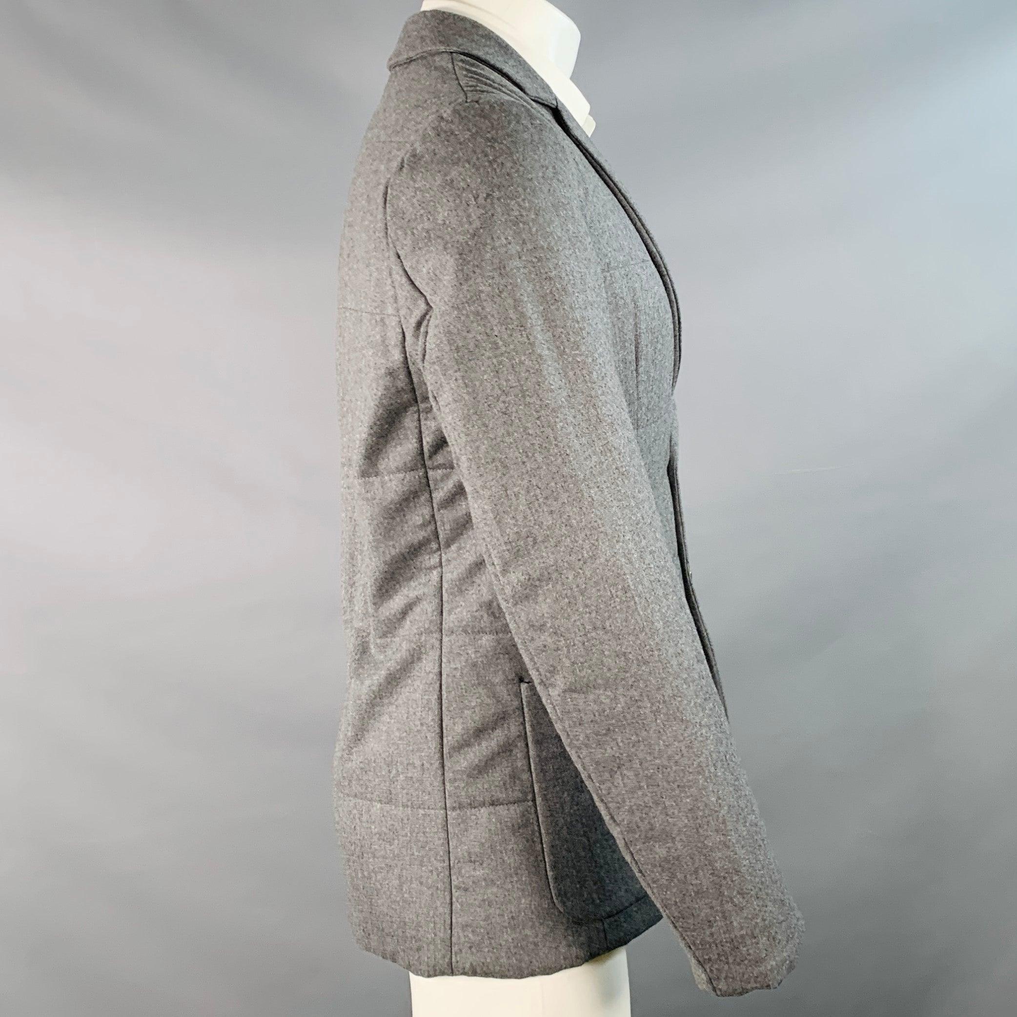 PAUL SMITH Sportmantel
aus erdgrauem Wollgewebe mit gestepptem Stil, gekerbtem Revers, schlitzlosem Rücken und Doppelknopfverschluss. Made in Italy Ausgezeichneter Pre-Owned Zustand.  

Markiert:   Größe nicht markiert 

Abmessungen: 
 
Schultern: