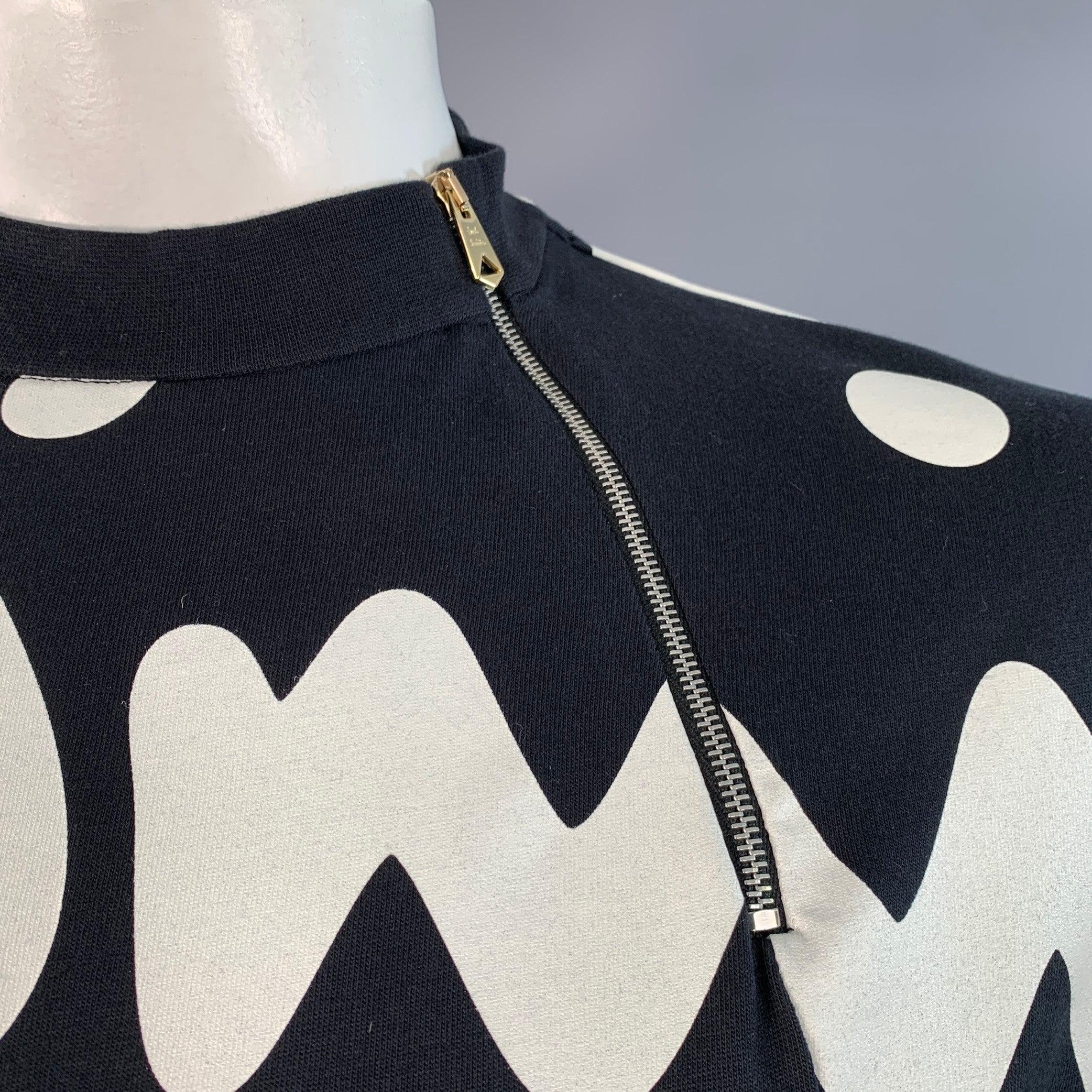 PAUL SMITH Pullover
aus schwarzem Baumwolljersey mit weißem PAUL SMITH-Logoaufdruck, kurzen Ärmeln und Rundhalsausschnitt mit Reißverschluss an der Schulter. Made in Portugal Ausgezeichneter gebrauchter Zustand.  

Markiert:   XL 

Abmessungen: 
