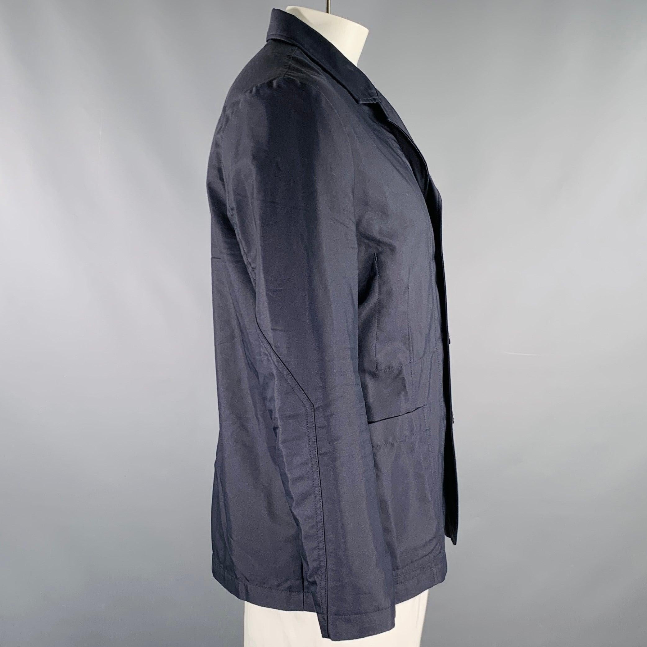 Veste PAUL SMITH
en tissu mélangé de nylon et de coton bleu marine, avec une seule poitrine, trois poches et une fermeture à trois boutons. Fabriqué au Portugal. Excellent état. 

Marqué :   XL 

Mesures : 
 
Épaule : 1 pouce Poitrine : 44 pouces