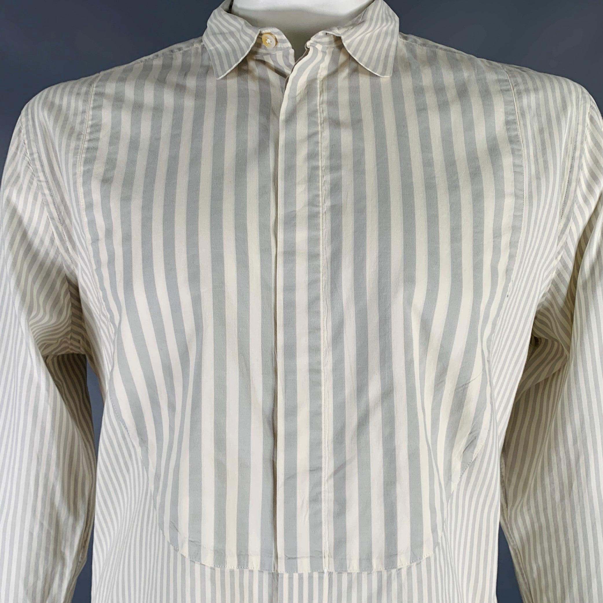 PAUL SMITH
Chemise à manches longues en coton tissé gris et beige, avec motifs à rayures mixtes, col rond étalé et fermeture à boutons cachés. Fabriqué en Italie. Excellent état. 

Marqué :   XXL 

Mesures : 
 
Épaule : 17 pouces Poitrine : 45