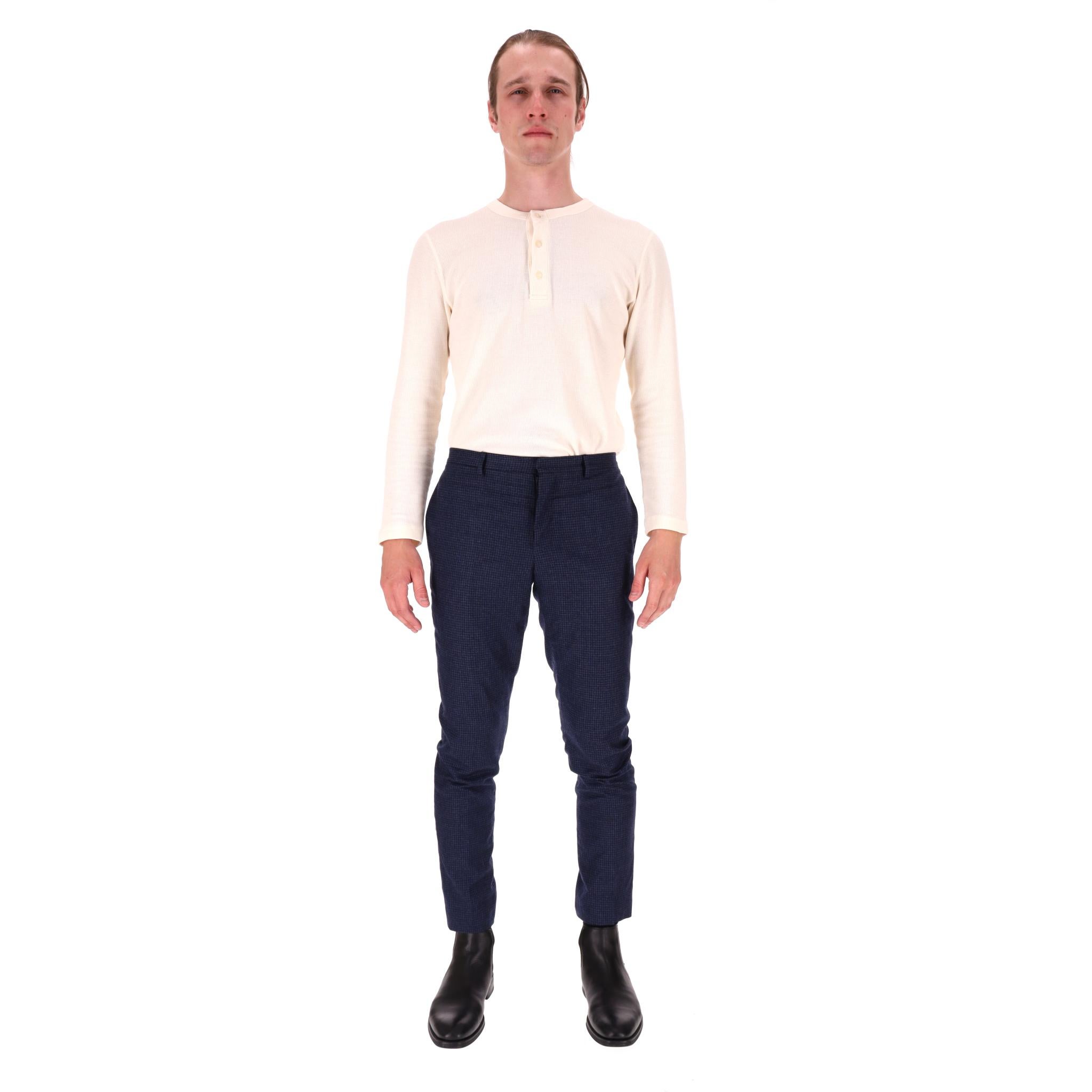 Paul Smith Pantalones de lana a cuadros de corte estrecho

Pantalón azul marino totalmente confeccionado en lana con estampado de cuadros.

Presenta bolsillos abotonados en la parte trasera y cierre de barra, botón, barra y cremallera en la parte