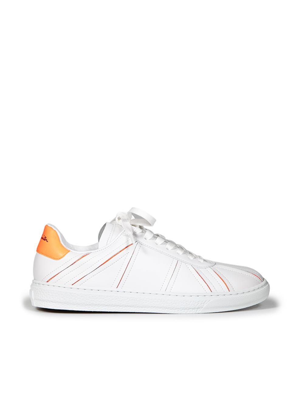 L'ÉTAT est très bon. L'usure des baskets est minime. Abrasion de la ligne supérieure du côté droit de la chaussure gauche sur cet article de revente d'occasion du créateur Paul Smith. Cette paire de chaussures est livrée avec sa boîte d'origine, son