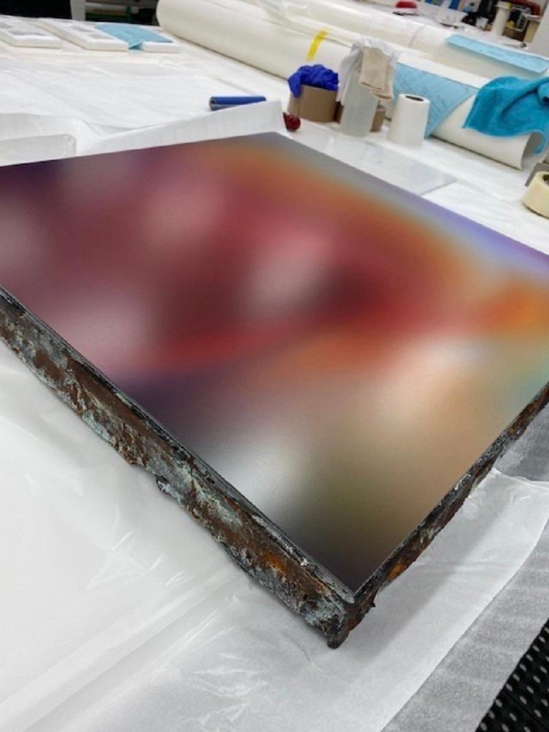 Chromogener Druck auf 3 mm starkem, mattem Plexiglas montiert - ungerahmt.

Auf Anfrage erhältlich - Bearbeitungszeit 4 Wochen.

Hinterlegt mit extrudiertem Polystyrol, Beton, Acryl, Emaille und Pigmenten (5 cm/2 Zoll Dicke)

Aufhängesystem mit