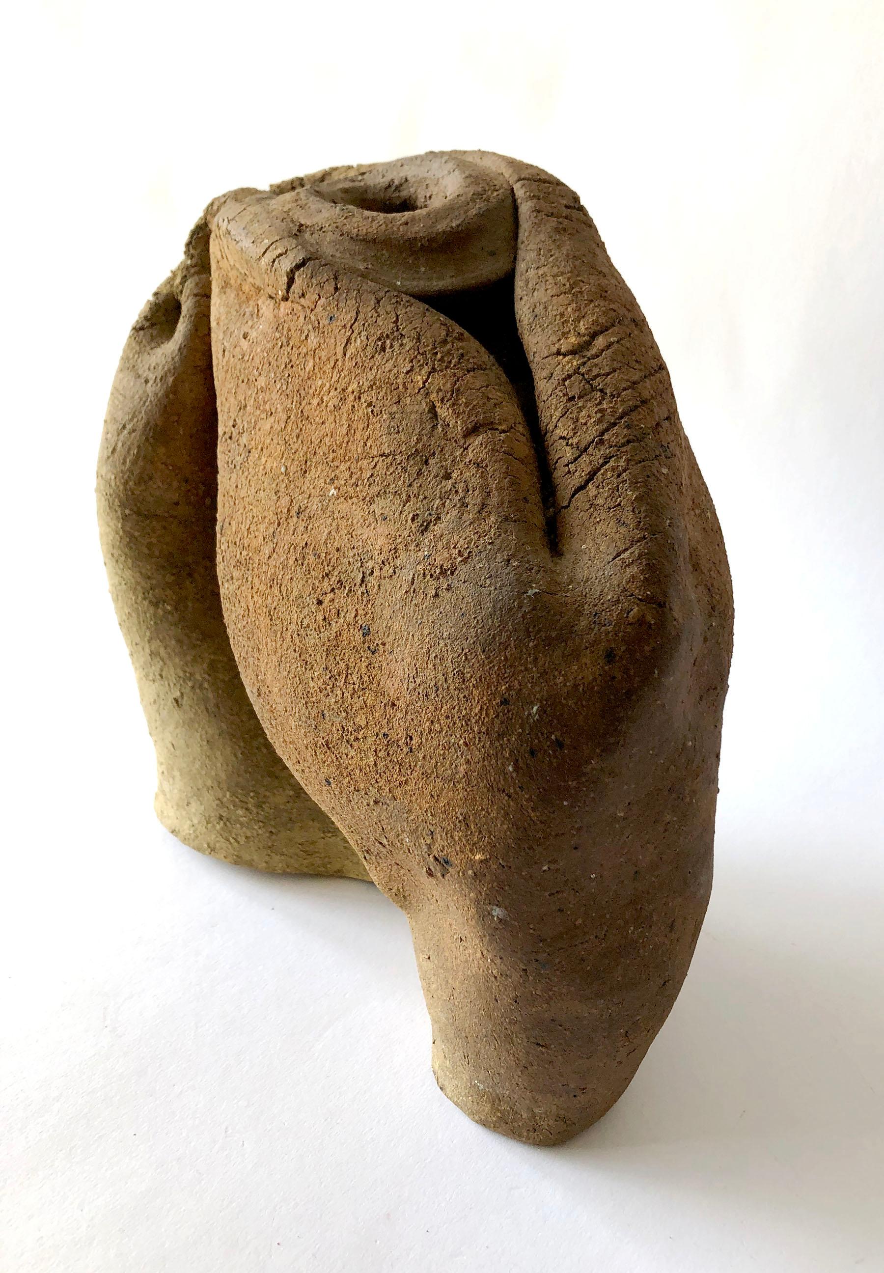 Vase en poterie avec plissement du studio californien créé par le sculpteur et céramiste reconnu, Philip Cornelius de Pasadena, Californie. La pièce mesure 9,5