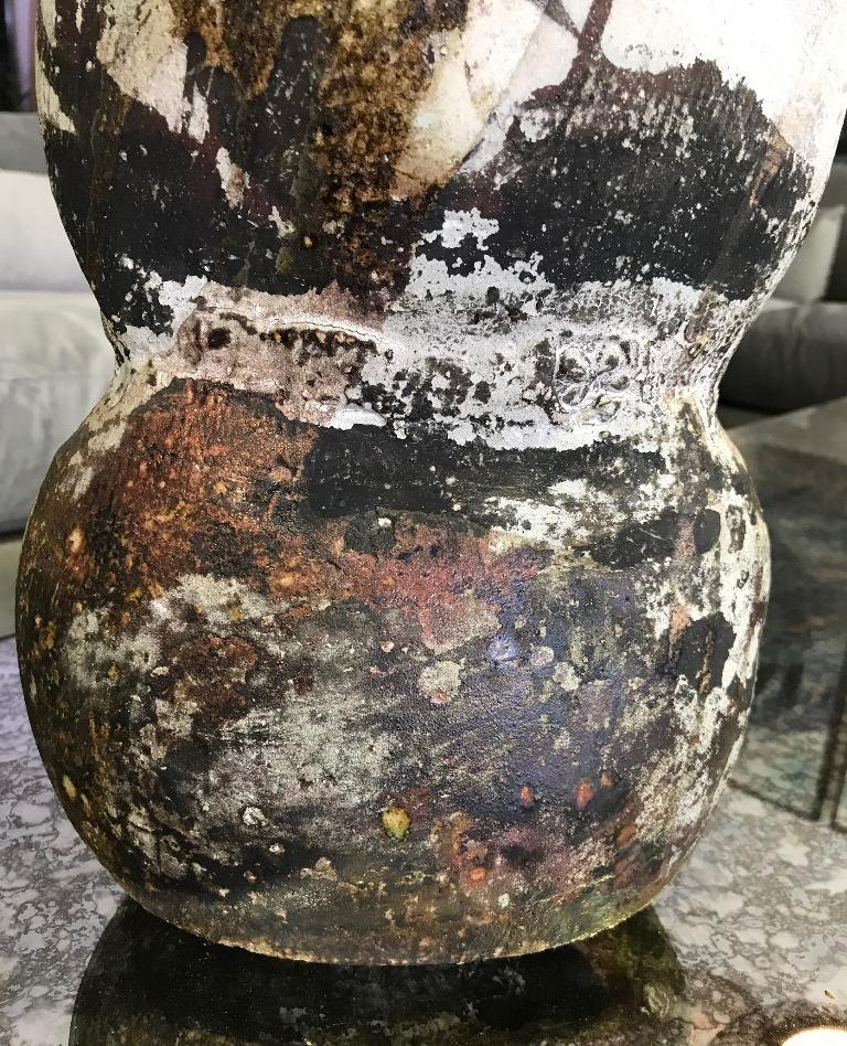 Mid-Century Modern Grand vase sculpture moderne mi-siècle en forme de récipient cuite au raku signé Paul Soldner en vente