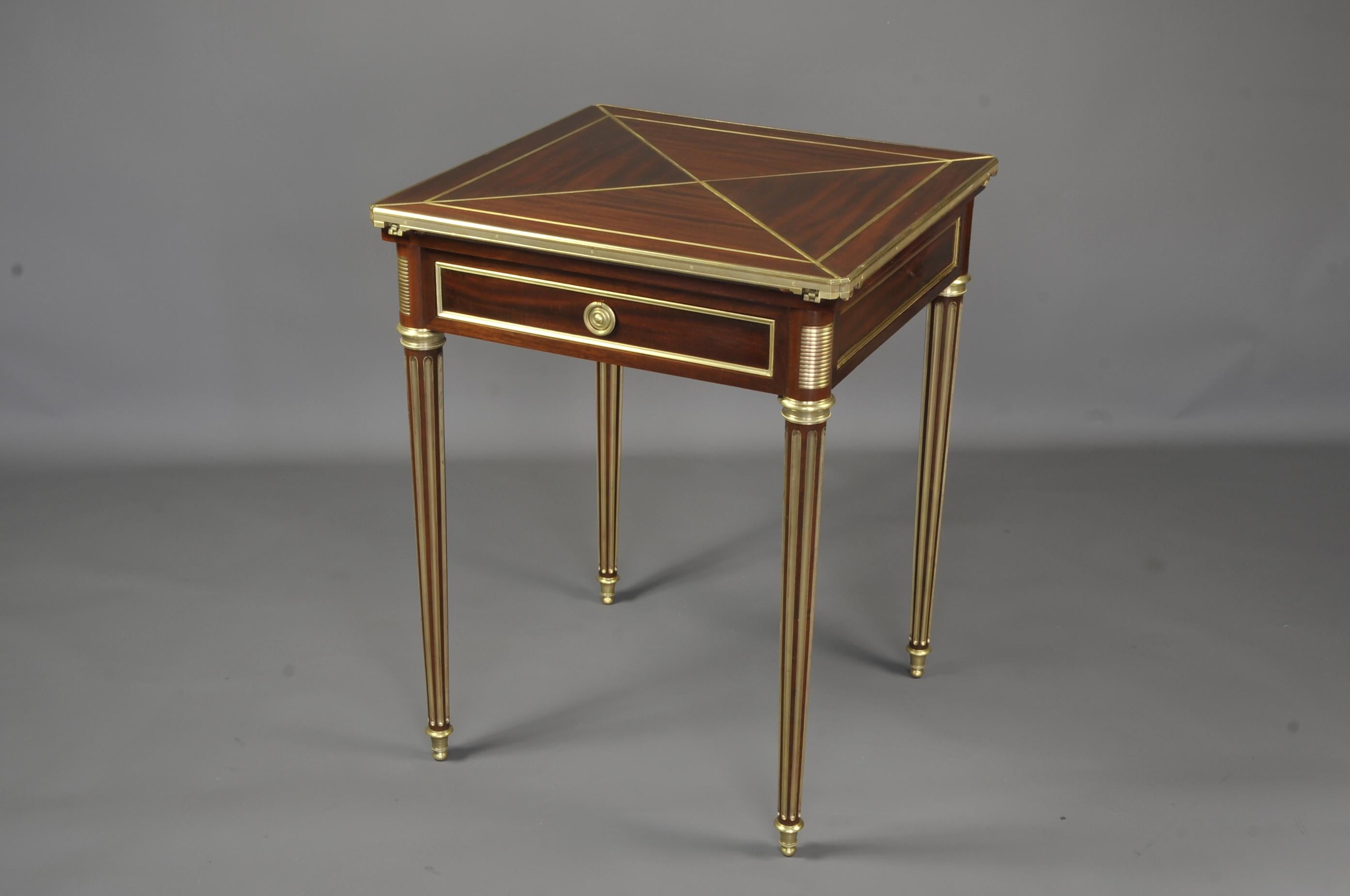 Paul Sormani (1817-1866)
Très élégante table de jeu en acajou et placage d'acajou avec une ouverture dite 