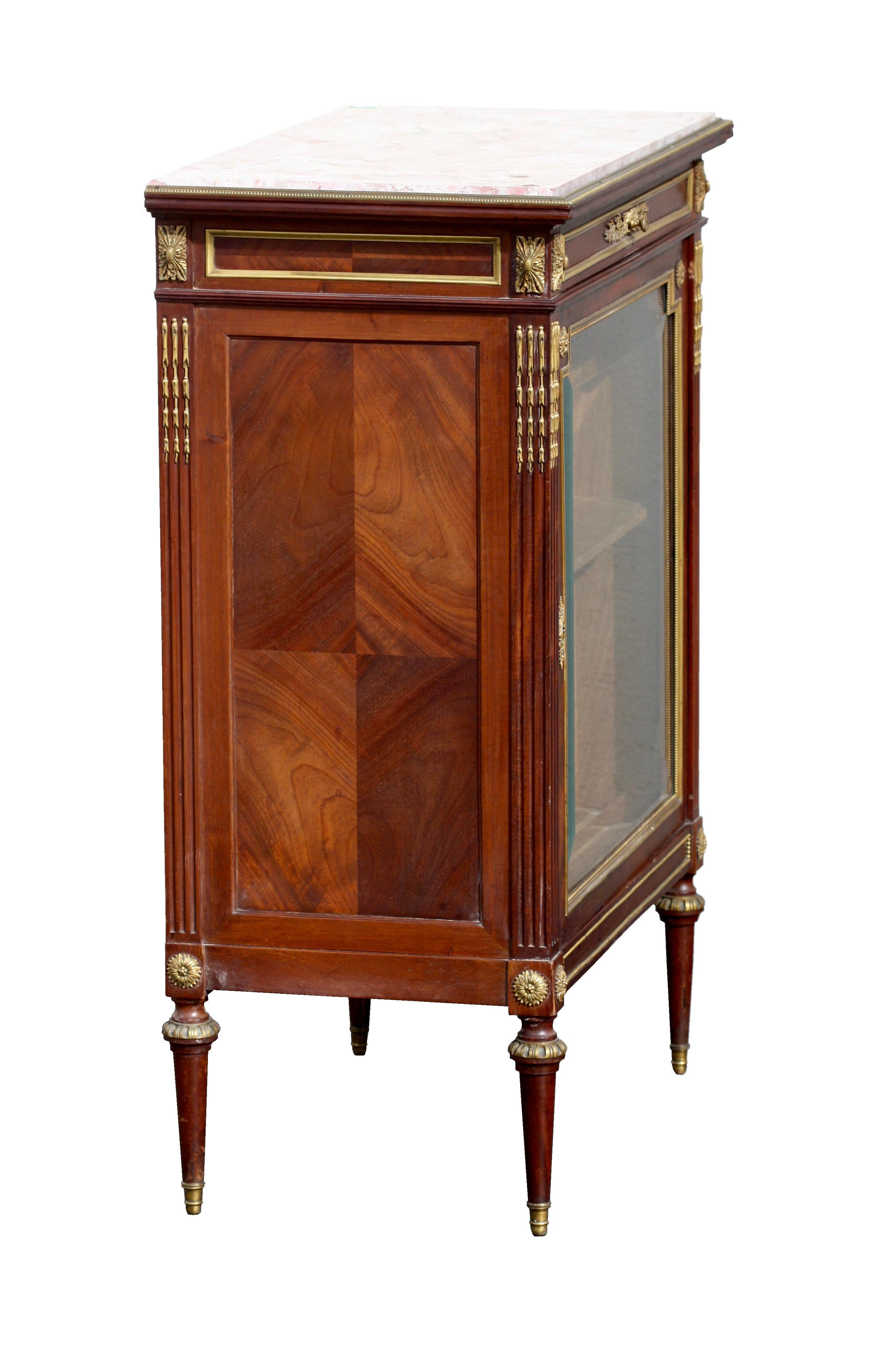 Vitrine-armoire de style Louis XVI en acajou monté en bronze doré de Paul Sormani Bon état - En vente à West Palm Beach, FL