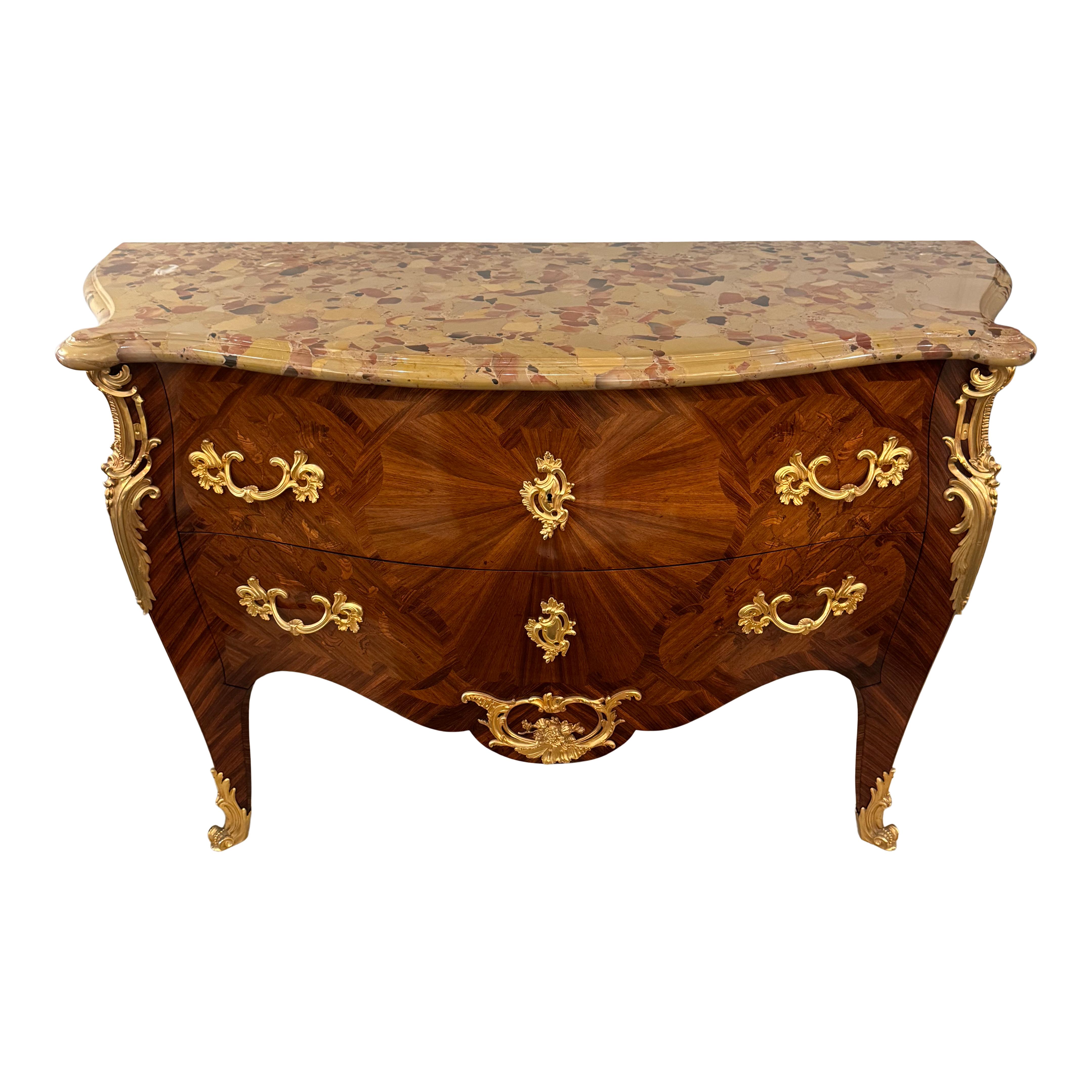 Un'importante cassettiera bombé in stile Louis XV disegnata da Paul Sormani, proveniente dalla Francia nel 1885 circa. Questa cassapanca eccezionale utilizza splendide impiallacciature di mogano con intarsi floreali per accentuare la forma
