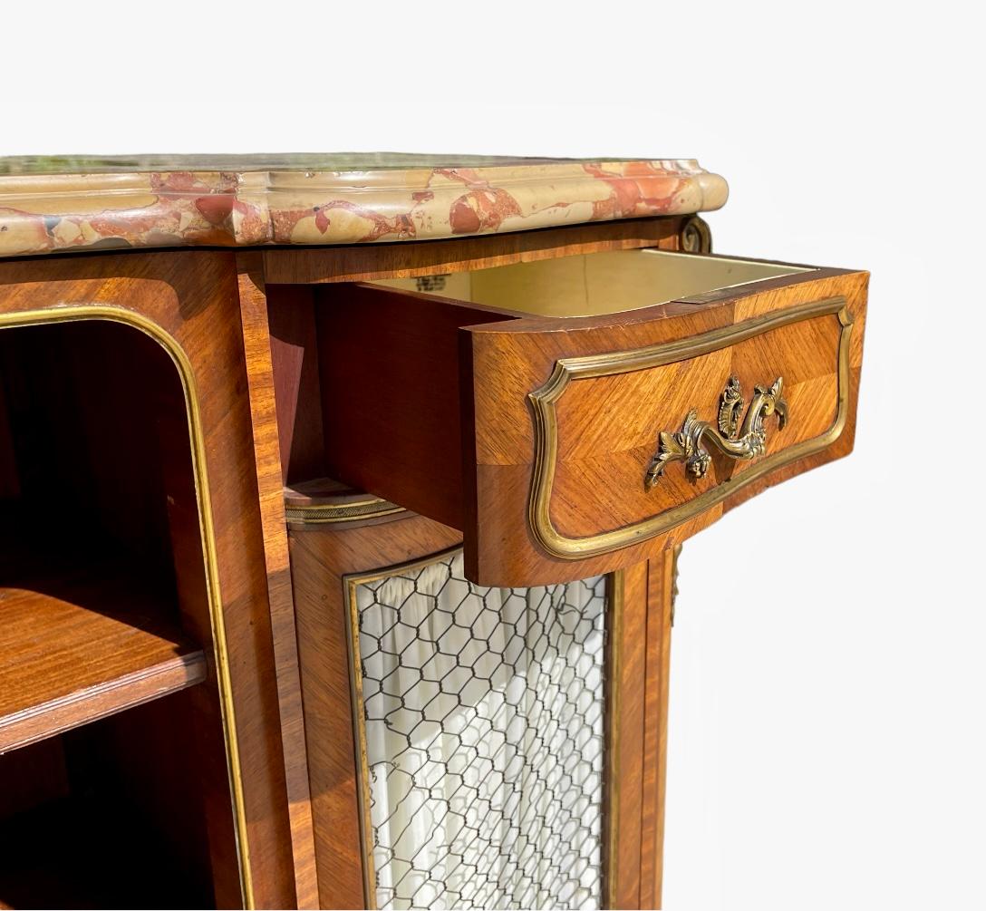 Buffet / meuble d'appui / cabinet en marqueterie de style Louis XV - Napoléon III. Signé 