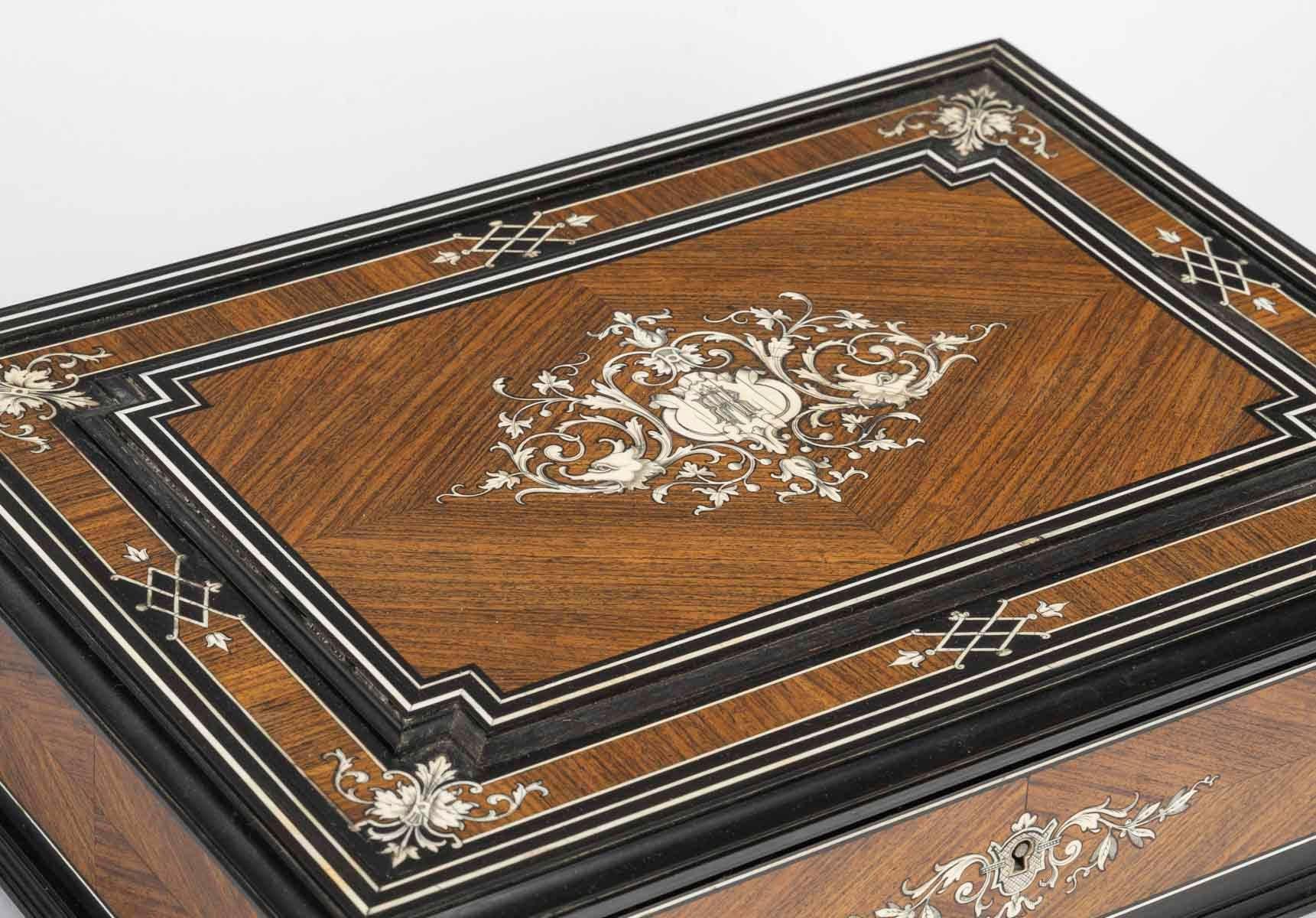Scatola per gettoni in intarsio di Paul Sormani, XIX secolo.

Scatola di gettoni in legno pregiato e intarsio d'osso, periodo Napoleone III, XIX secolo.
H: 10cm, L: 36cm, P: 26cm