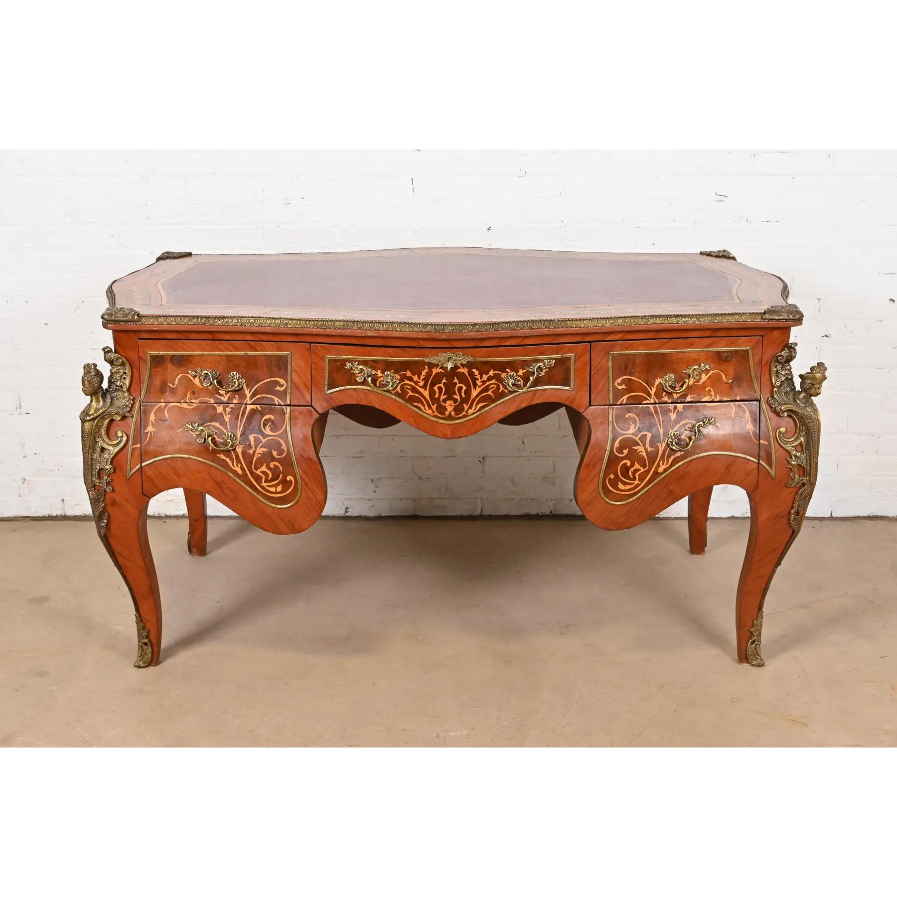 Eine hervorragende antike Französisch Louis XV Stil Bombay Form Executive Schreibtisch oder bureau plat Schreibtisch

Nach dem Vorbild von Paul Sormani

Frankreich, CIRCA Anfang 20. Jahrhundert

Königsholz und Wurzelholz, mit Intarsien aus