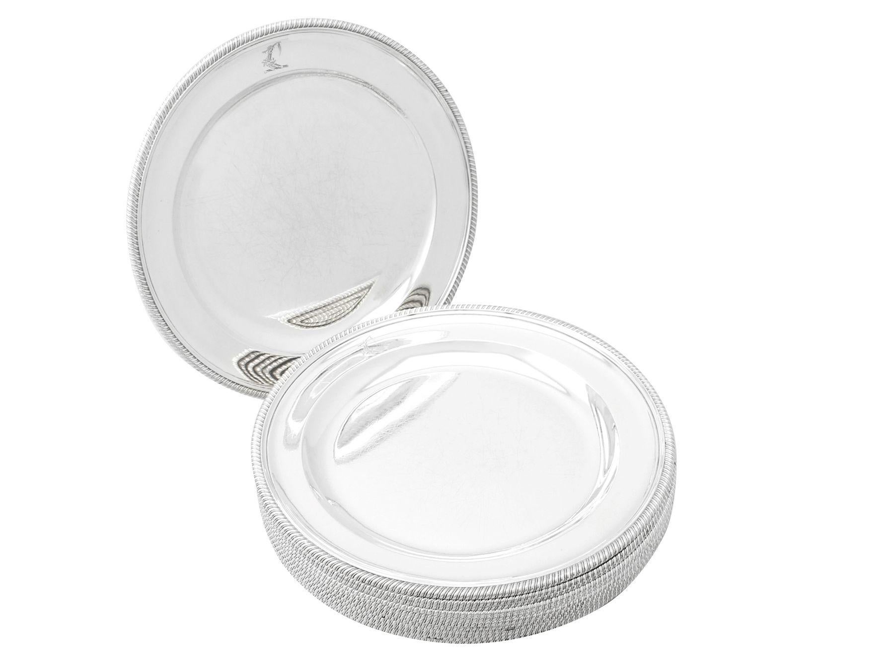 Un magnifico, raffinato e imponente set di 12 piatti antichi in argento sterling inglese di epoca georgiana realizzati da Paul Storr; un'aggiunta alla nostra gamma di argenteria da pranzo da collezione.

Questo magnifico set di 12 piatti antichi