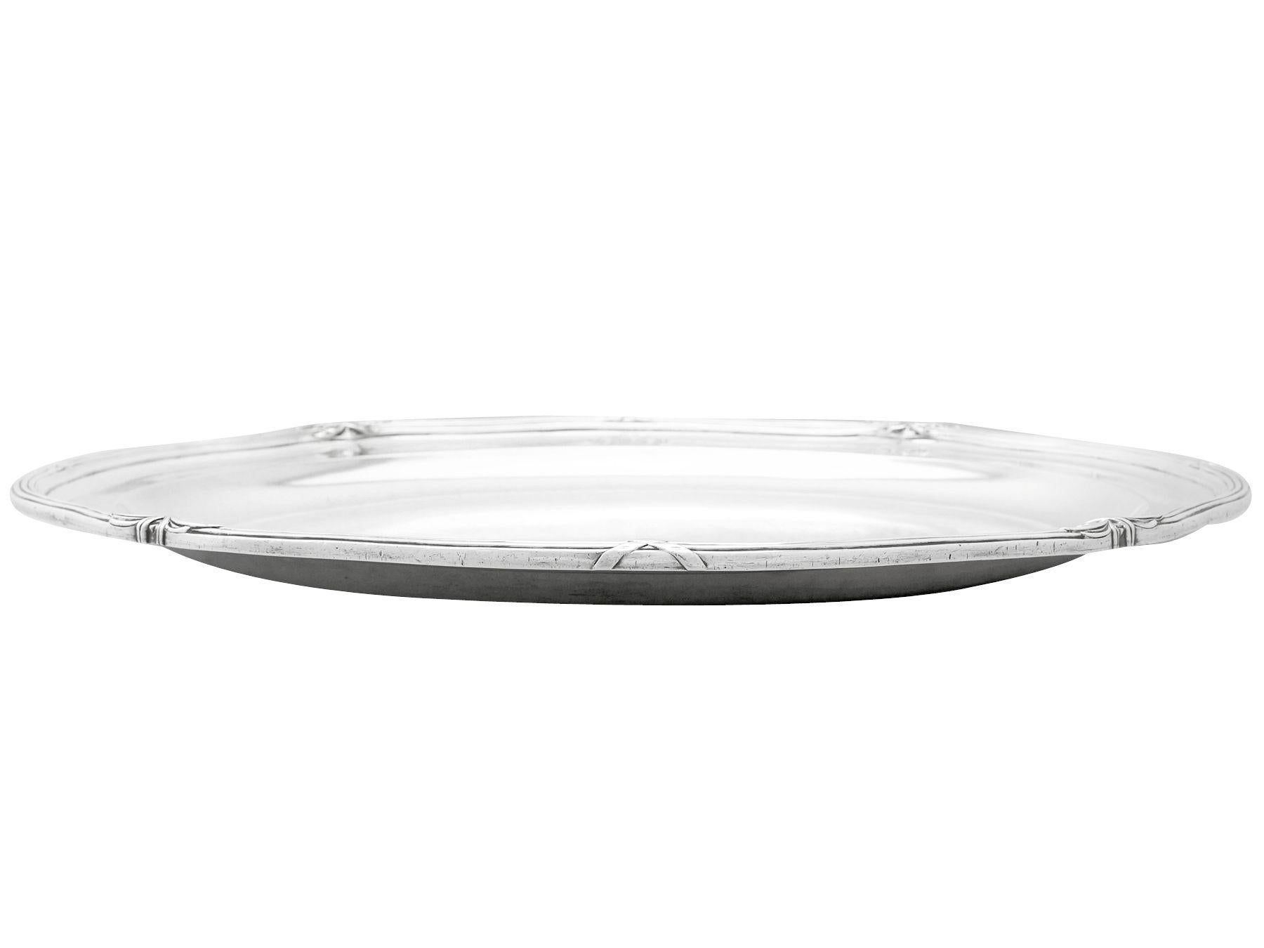 A magnificent, fine and impressive antique Georgian English sterling silver meat platter made by Paul Storr, an addition to our dining silverware collection.

This magnificent antique George III sterling silver meat platter has an oval shaped form