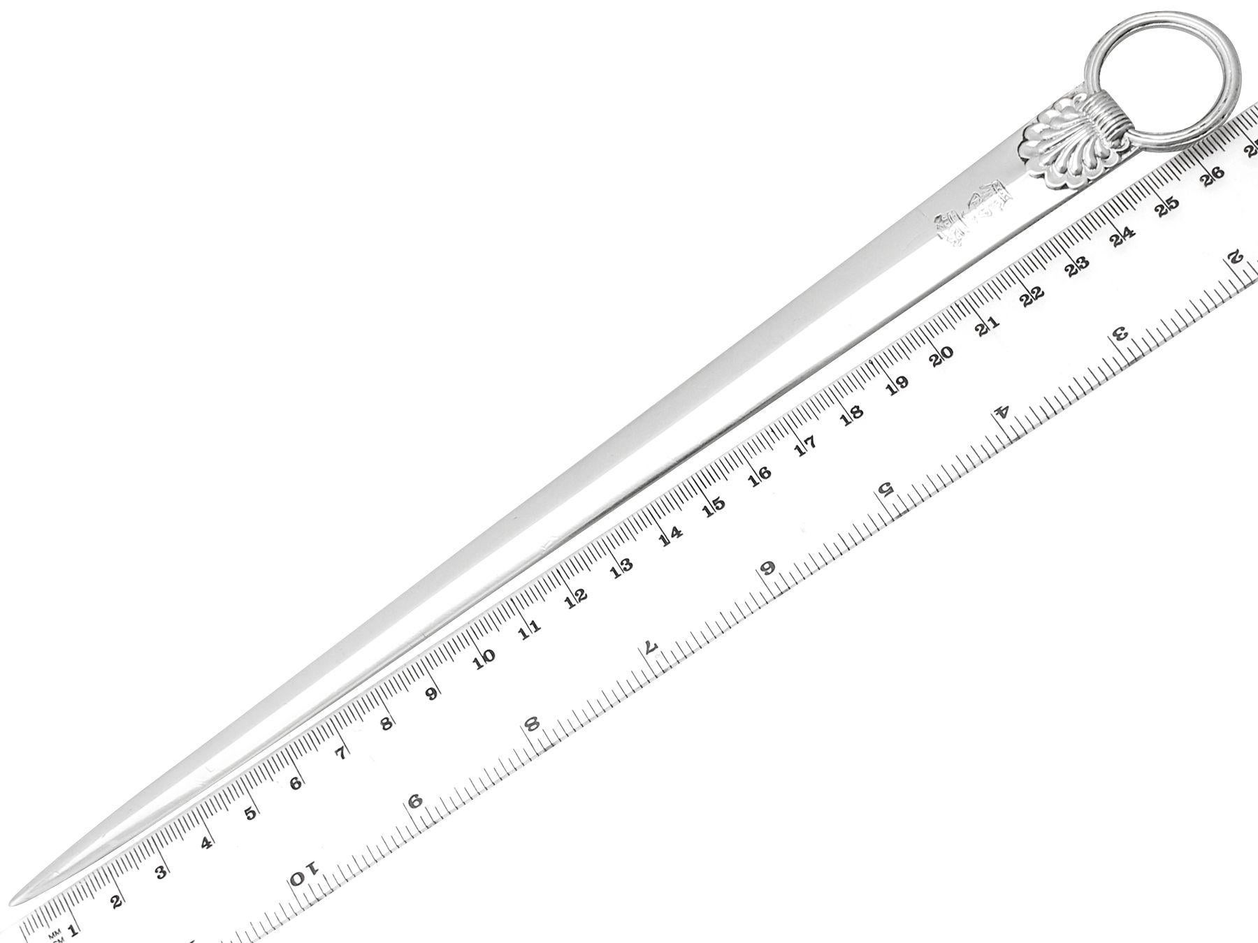 Un magnifico, raffinato e impressionante set di sei antichi spiedini o tagliacarte in argento sterling di Giorgio III realizzati da Paul Storr, che va ad aggiungersi alla nostra variegata collezione di posate.

Questi magnifici spiedini o