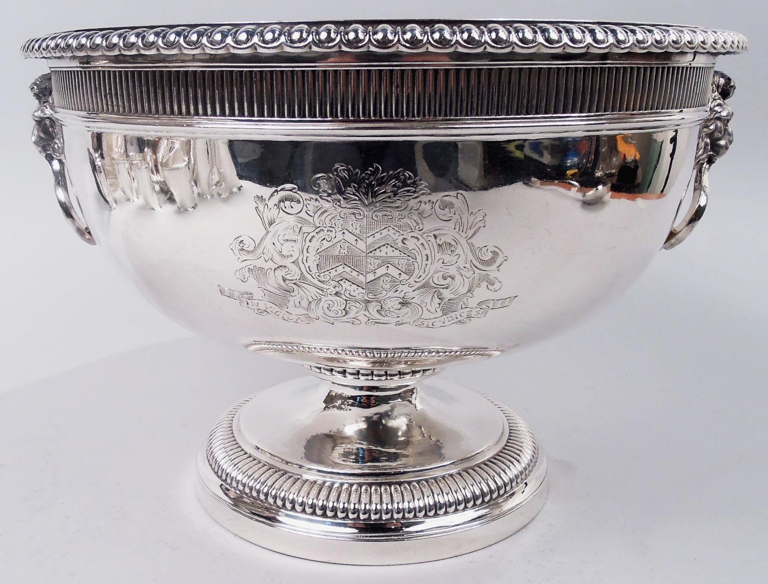 Punchbowl in argento sterling di Giorgio III. Realizzato da Paul Storr a Londra nel 1806. Rotondo e curvo su piede rialzato. Bordo a uovo e a dardo e bordi con decorazioni. Montature laterali a testa di leone in fusione con anelli a volute e