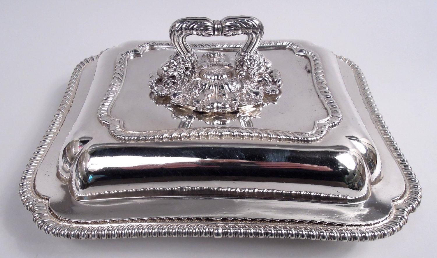 Coppia di piatti da portata coperti in argento sterling di Giorgio III. Realizzato da Paul Storr a Londra nel 1815.

Ciascuno: Ciotola rettangolare con lati affusolati e angoli lobati; coperchio rialzato e lobato. Maniglia a staffa con chiusura a