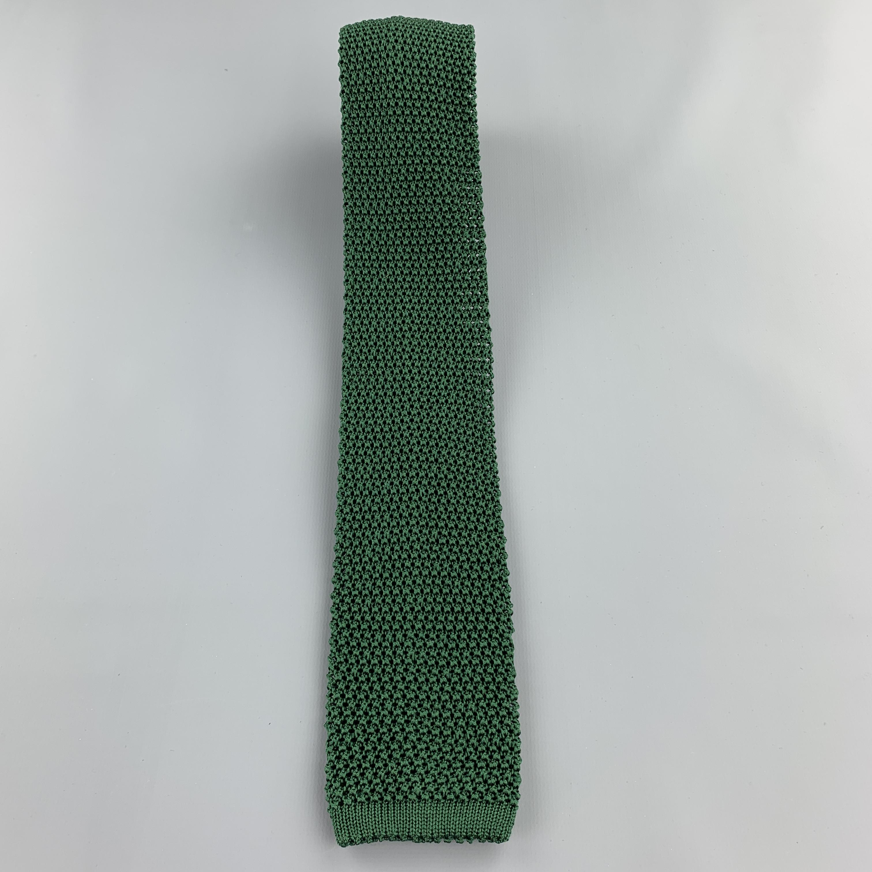 PAUL STUART necktie comes in a forest green knitted textured silk. Made in Italy. 

Excellent Pre-Owned Condition.

Width: 2.7 in. 