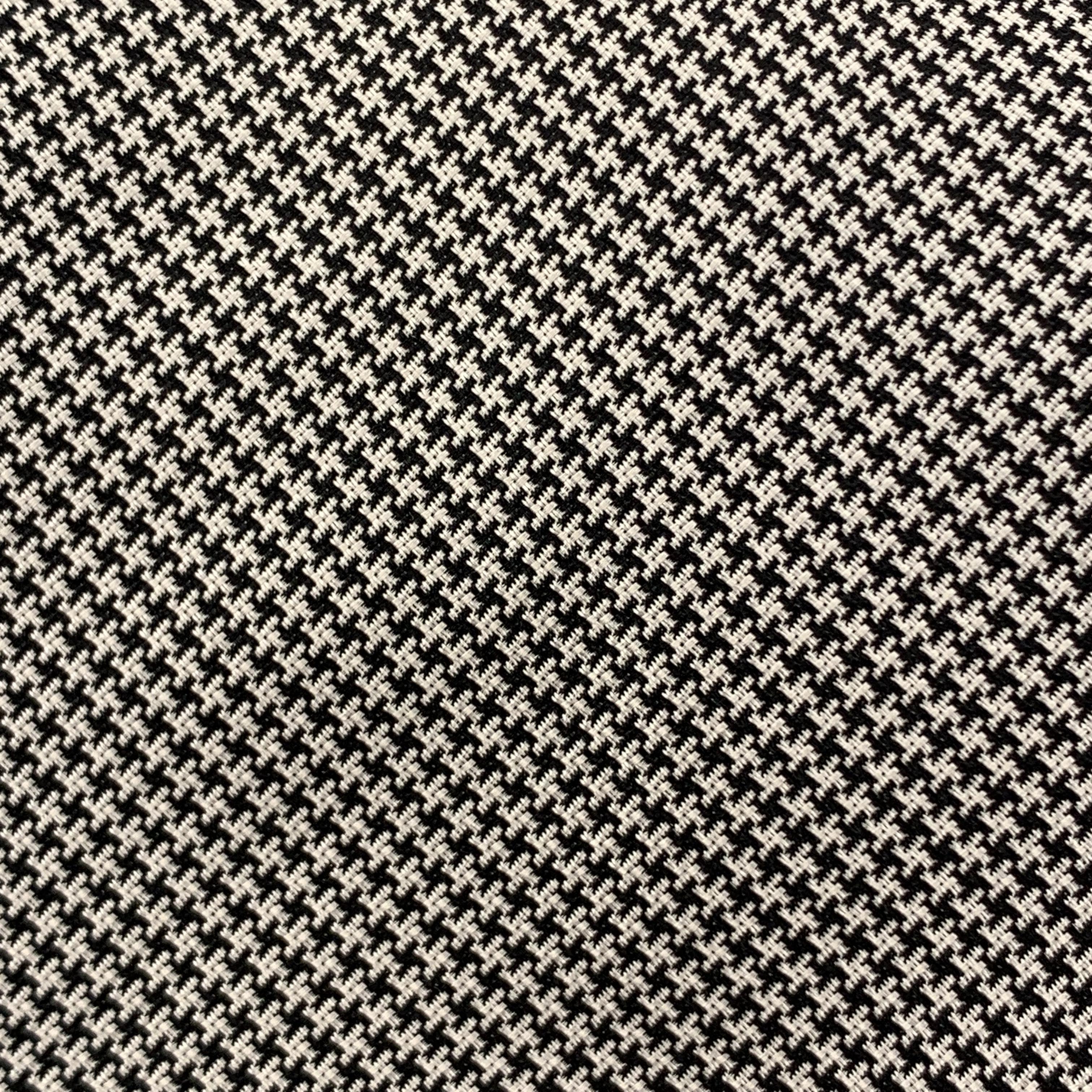 PAUL STUART necktie comes in white silk with all over deep navy houndstooth print. Made in Switzerland.

Excellent Pre-Owned Condition.

Width: 3.5 in.