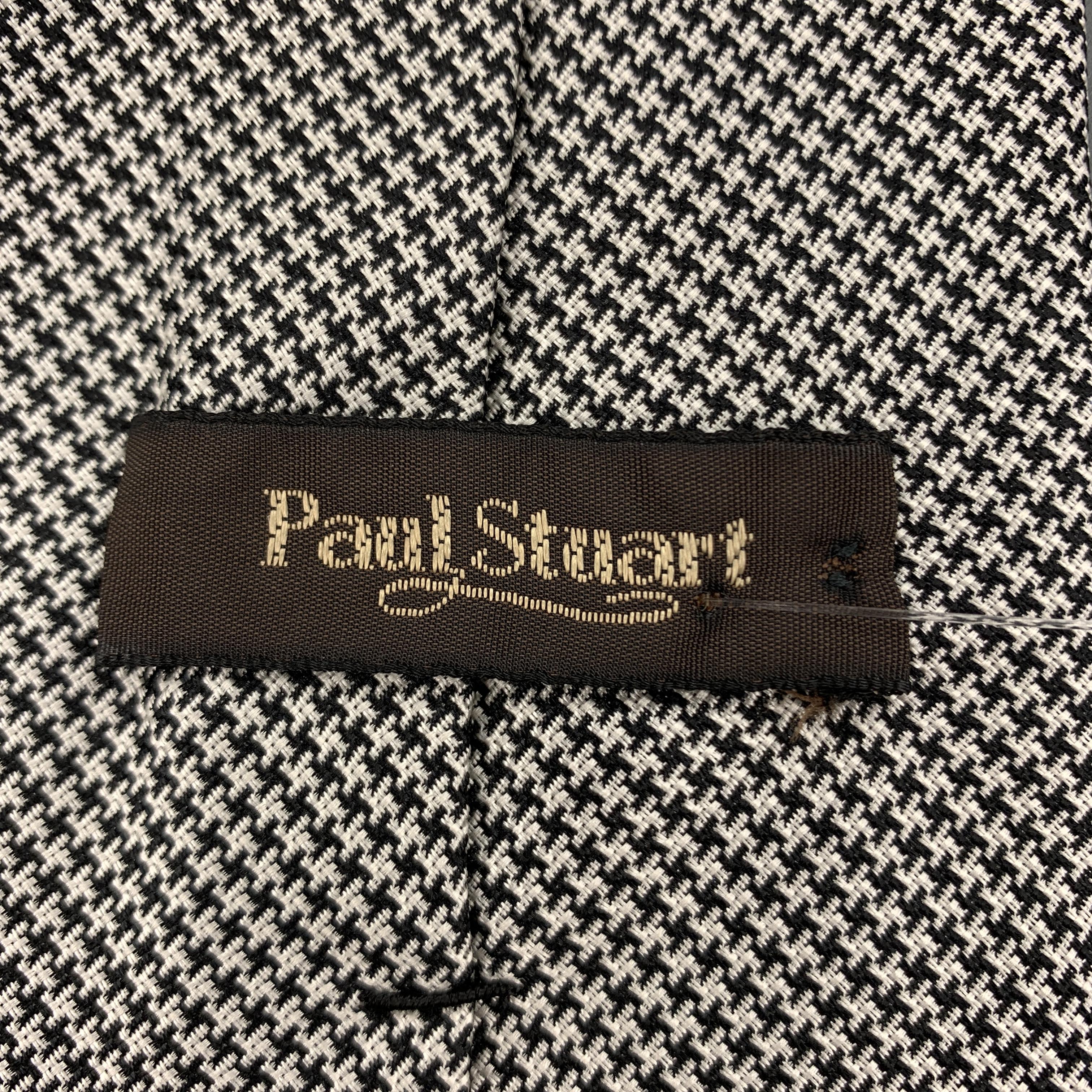 PAUL STUART Navy & White Houndstooth Silk Tie In Excellent Condition In San Francisco, CA