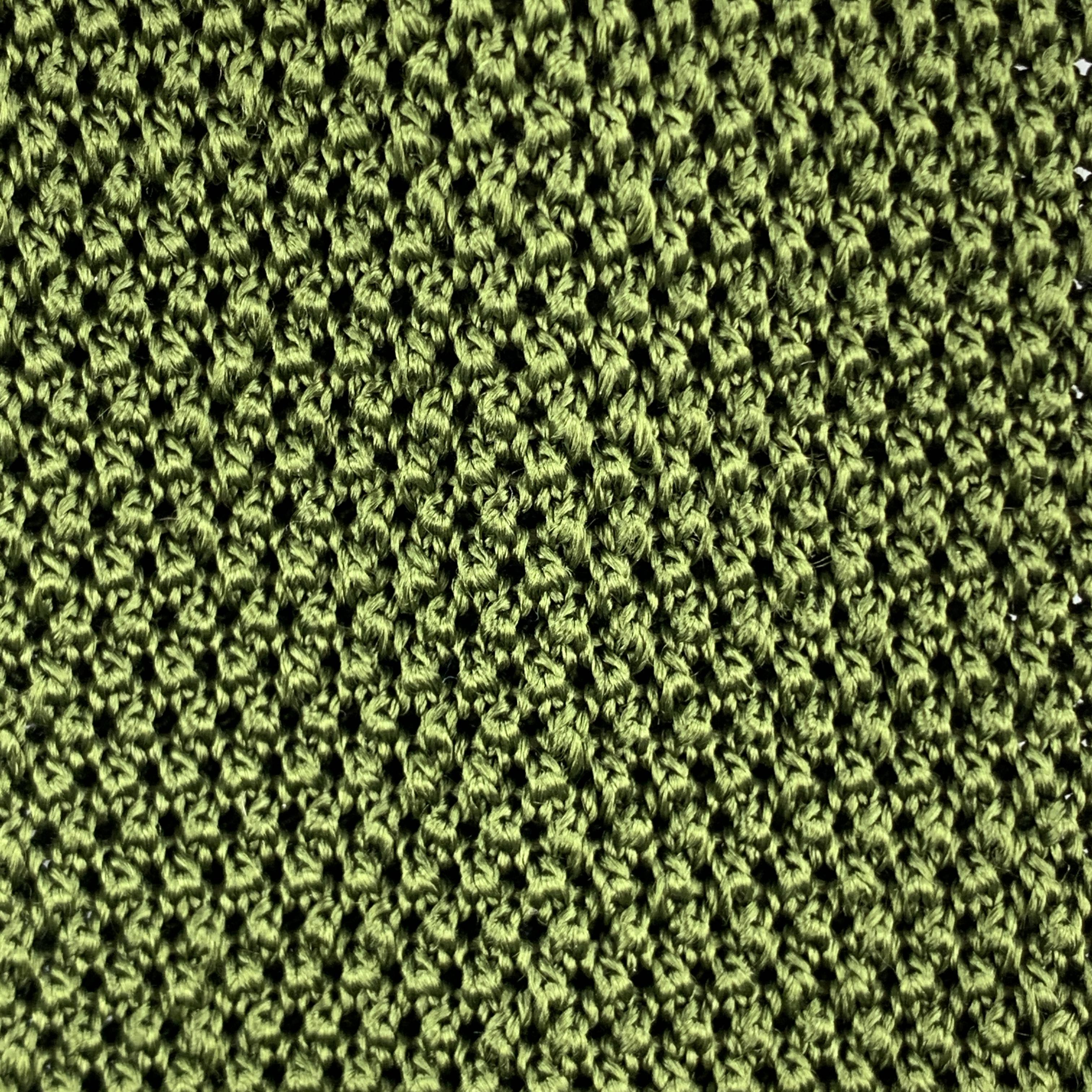 PAUL STUART necktie comes in an olive knitted textured silk. Made in Italy.

Excellent Pre-Owned Condition.

Width: 3 in