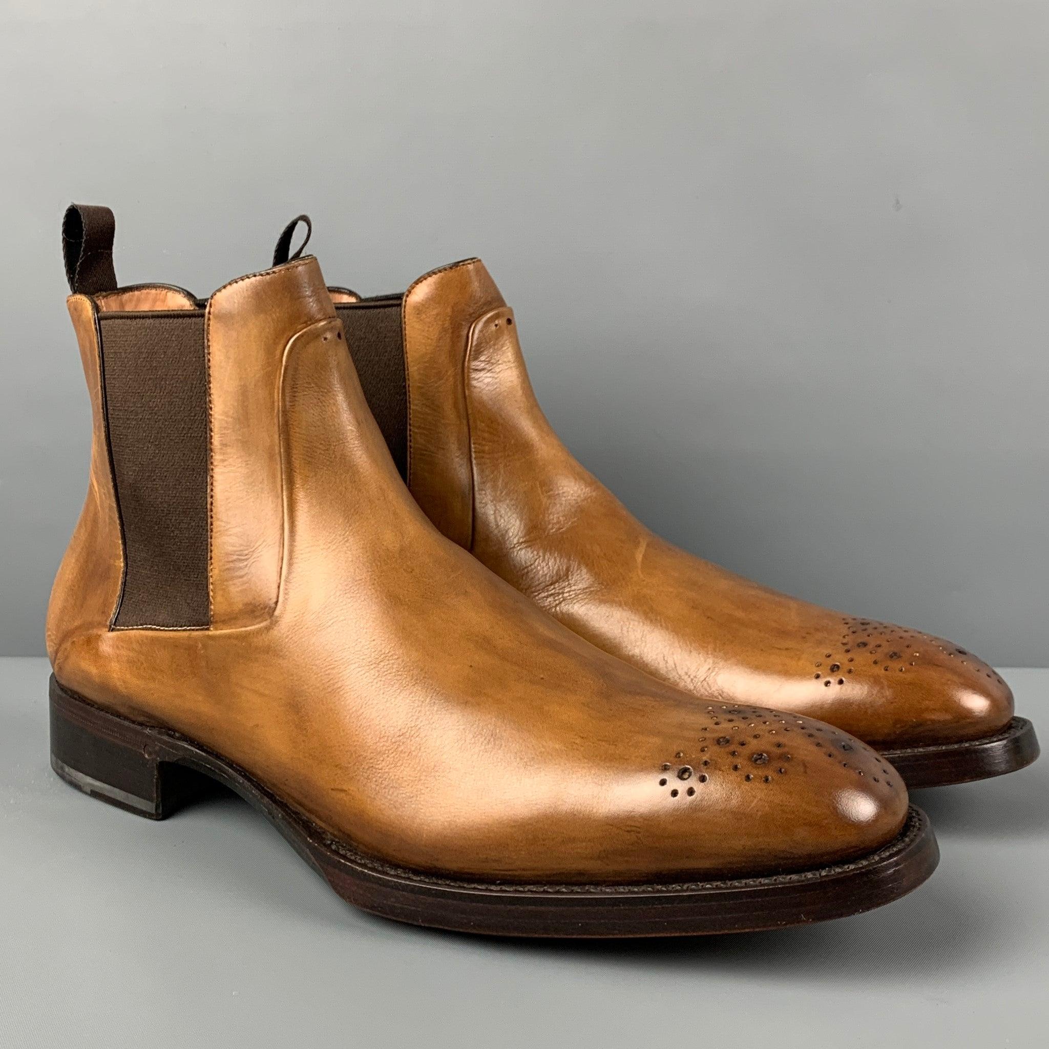 PAUL STUART Stiefel aus hellbraunem Antikleder mit Chelsea-Style, perforierter Schuhspitze und klobigem Absatz. Hergestellt in Italien.
Sehr gut
Gebrauchtes Zustand. 

Markiert:   3424 / 11 

Abmessungen: 
  Länge: 13 Zoll  Breite: 4,5 Zoll  Höhe: