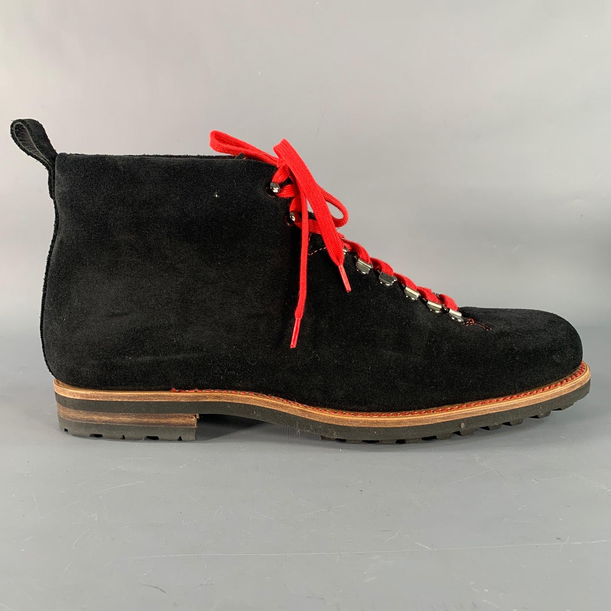 Bottes PAUL STUART en cuir noir présentant un style cheville, des accents rouges et une fermeture à lacets. Fabriqué en Italie. Excellent état. 

Marqué :  
12 

Mesures : 
  Longueur : 12.75 pouces Largeur : 4.5 pouces Hauteur : 6.5 pouces  
  
 