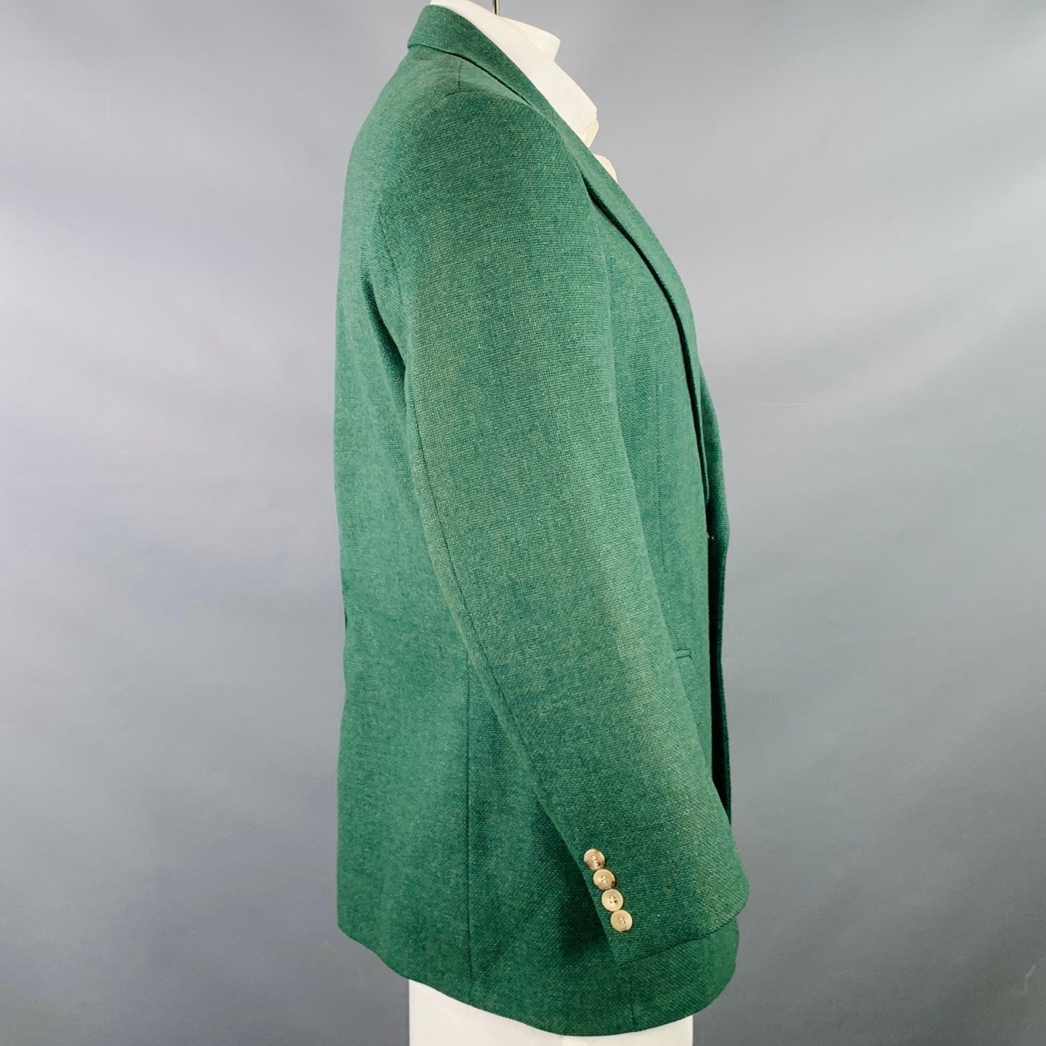 Cappotto sportivo Paul Stuart
in misto lana e cachemire verde, con motivo intrecciato, revers a lancia, spacco posteriore singolo e chiusura a due bottoni. Fabrice in Canada, tessuto in Italia. Eccellente condizione di usato. 

Contrassegnato:   42L