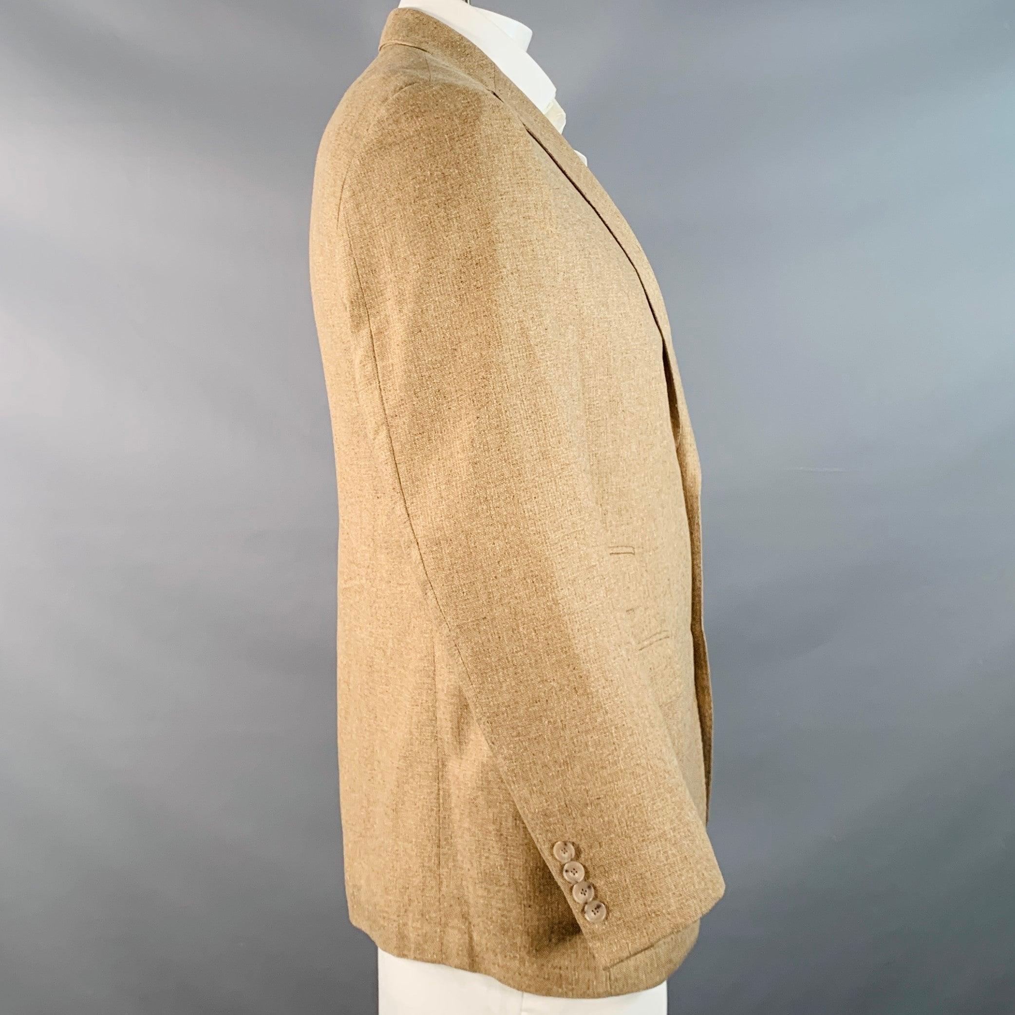 PAUL STUART Sportmantel
aus hellbrauner Seide mit eingekerbtem Revers, schlitzloser Rückseite und doppelter Knopfleiste. Hergestellt in Kanada mit Stoff in Italien gewebt.Excellent Pre-Owned Zustand. 

Markiert:   42R 

Abmessungen: 
 
Schultern: 17