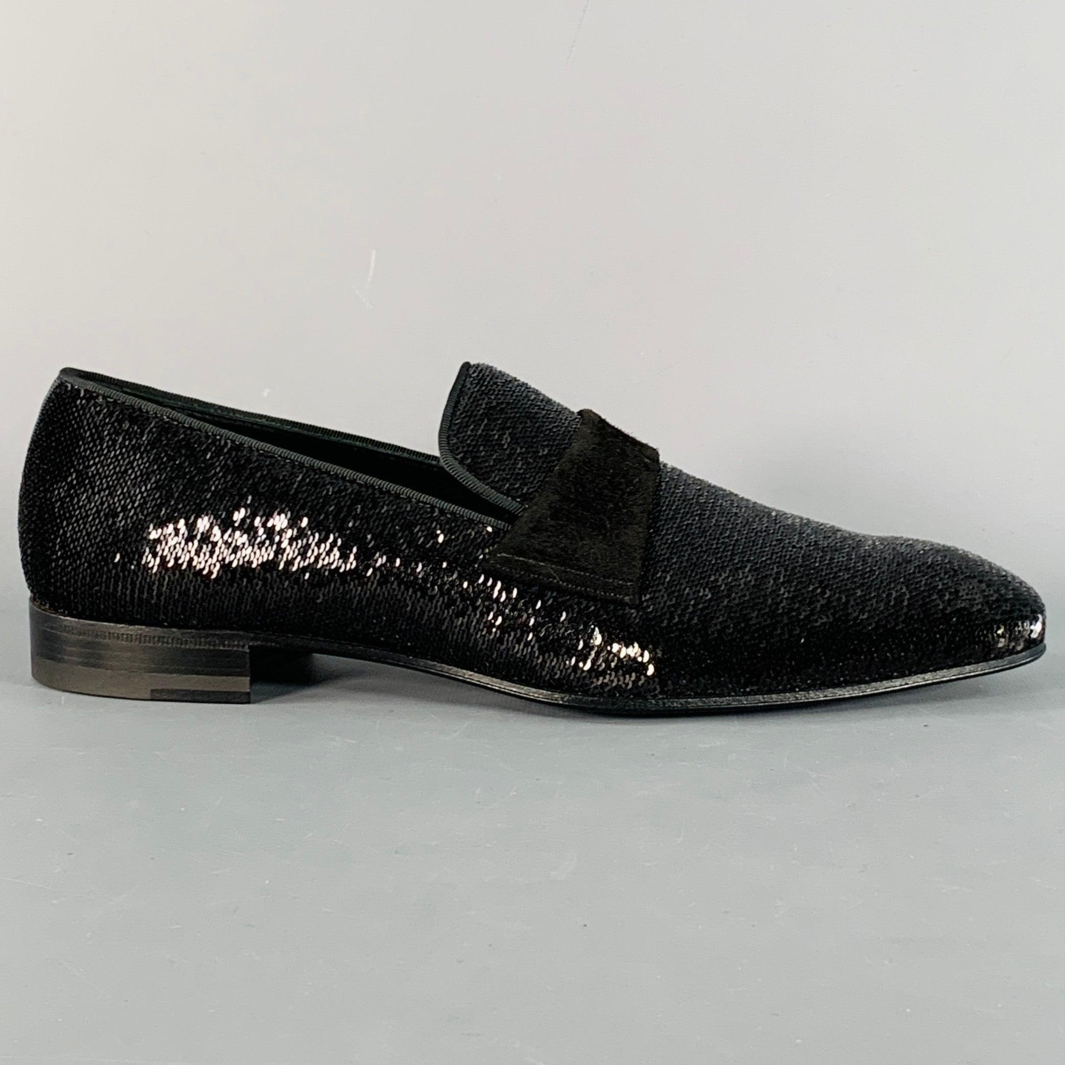 Mocassini Paul Stuart
in tessuto nero con paillettes, dettagli in velluto, rifiniture in gros grain e chiusura slip on. Viene fornito con sacchetto antipolvere. Made in Italy. Eccellente condizione di usato. 

Contrassegnato:   UK 7.5Motore: 11,25