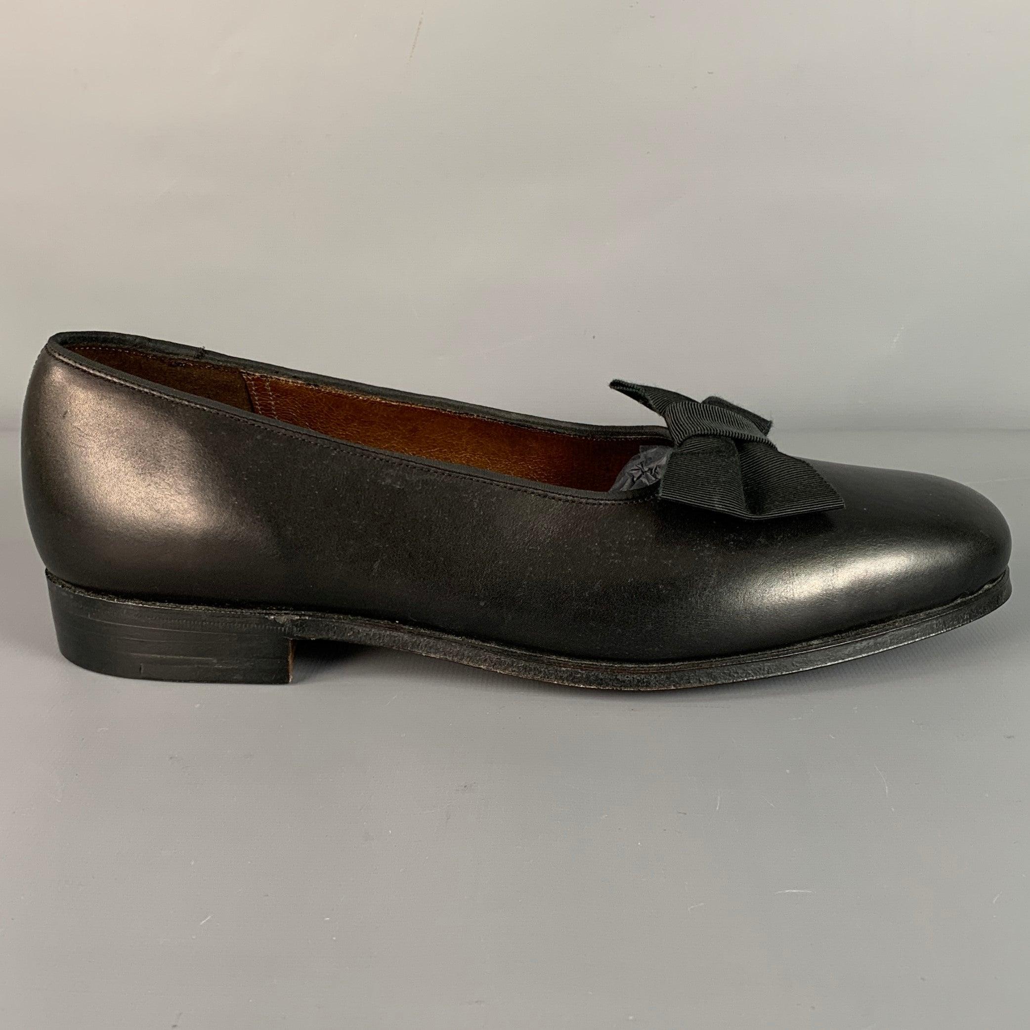 GRENSON for PAUL STUART loafers
in a black leather featuring a bow detail and slip on closure. Made in England.Excellent Pre-Owned Condition. 

Marked:   4244 04-97Outsole: 10.5 inches  x 3.5 inches 
  
  
 
Sui Generis Reference: 130233
Category: