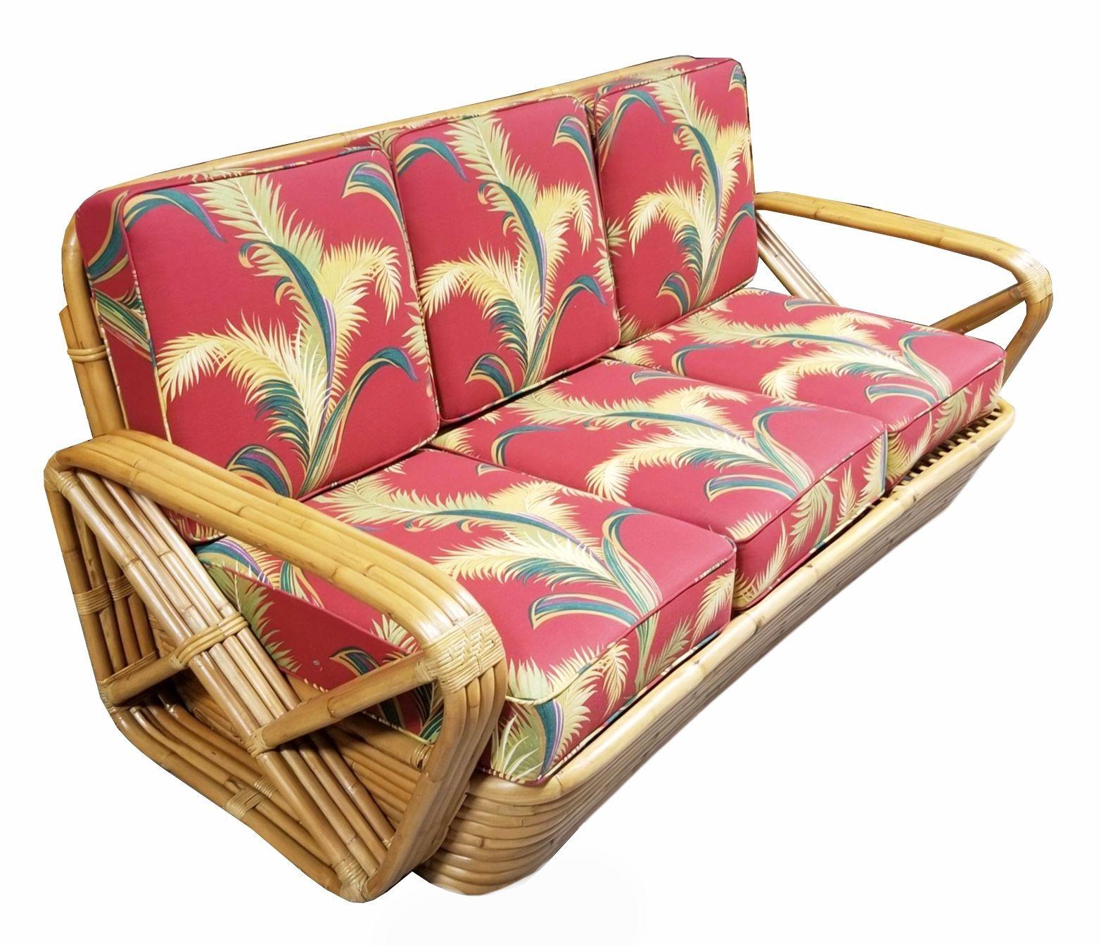 Dieses seltene, museumsreife Sofa mit runder Rückenlehne aus vier Stämmen und quadratischer Brezel wurde von Paul T. Frankl unter Verwendung der hochwertigsten verfügbaren Rattanstangen und Schilfrohre entworfen und von Rattanexperten restauriert,