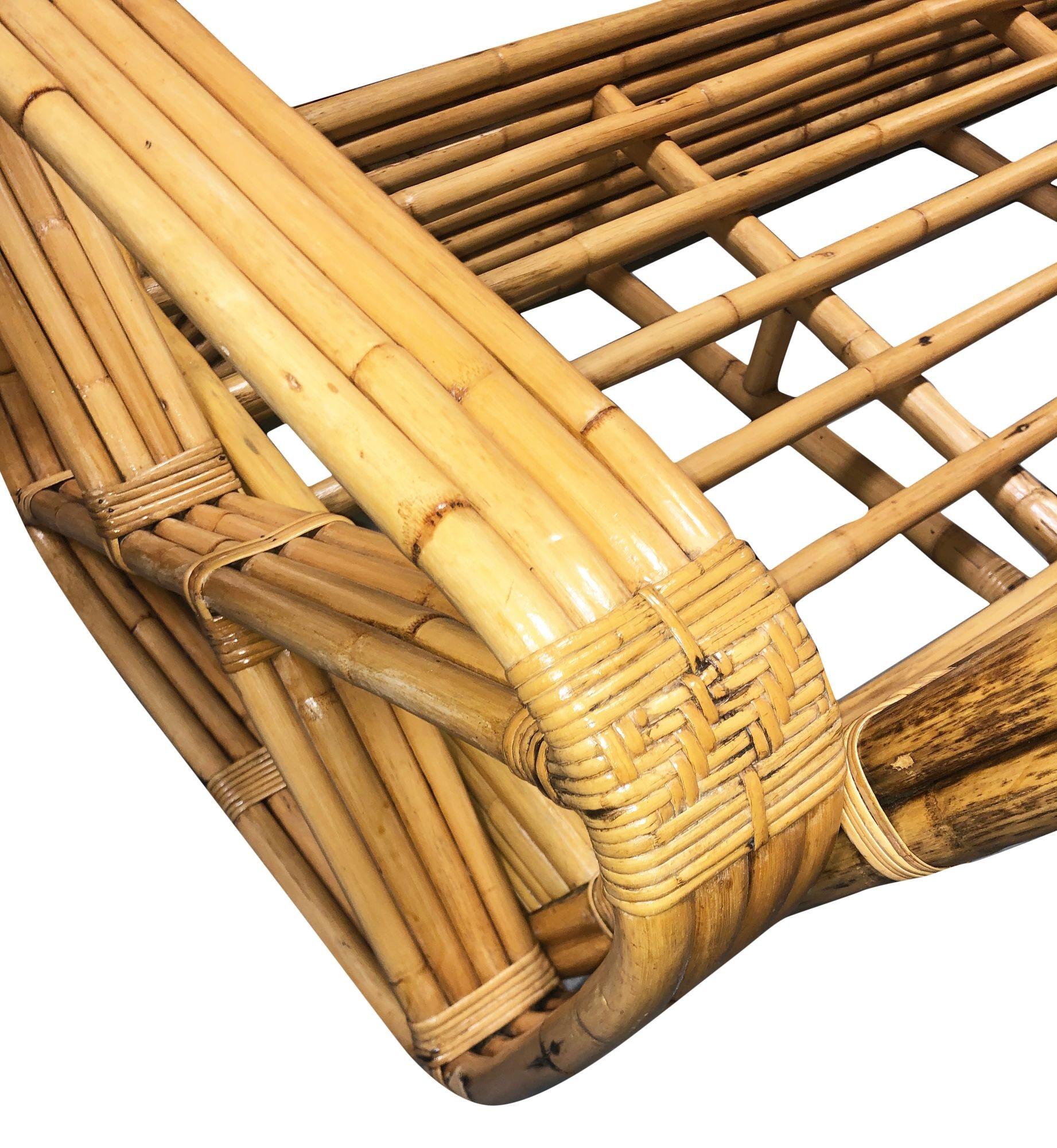 Dieses seltene, museumsreife Sofa mit runder Rückenlehne aus vier Stämmen und quadratischer Brezel wurde von Paul T. Frankl unter Verwendung der hochwertigsten verfügbaren Rattanstangen und Schilfrohre entworfen und von Rattanexperten restauriert,