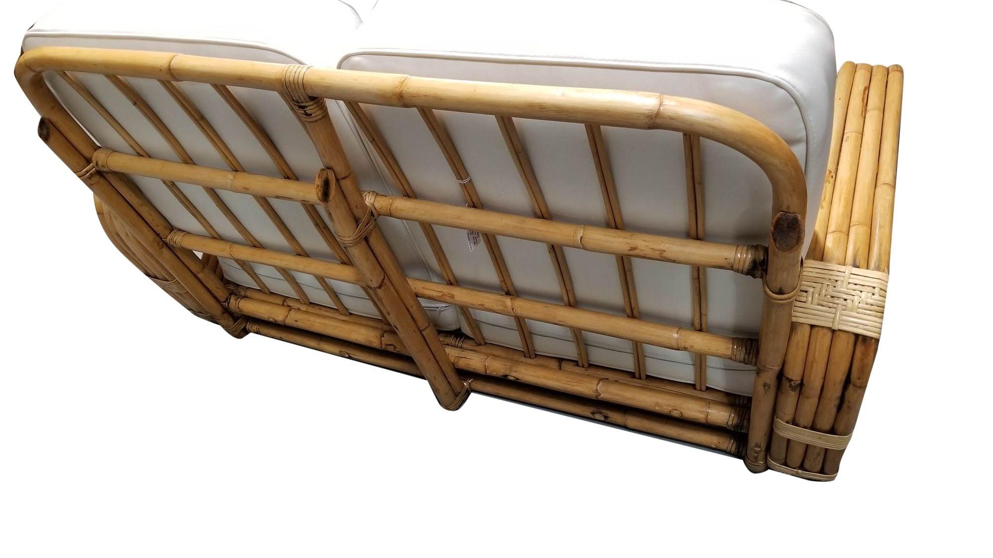 Ce rare canapé à dossier arrondi en bretzel carré à quatre brins, de qualité musée, a été conçu par Paul AT&T. Il a été fabriqué à partir de perches et de roseaux en rotin de la plus haute qualité disponible et restauré par des experts en rotin afin