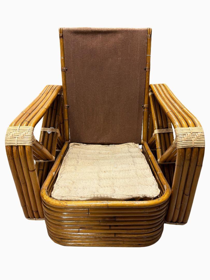 Questa rara poltrona lounge con schienale quadrato a pretzel, di qualità museale, è stata progettata da Paul Frankl utilizzando i pali di rattan della migliore qualità disponibile e restaurata da esperti di rattan per garantire integrità strutturale