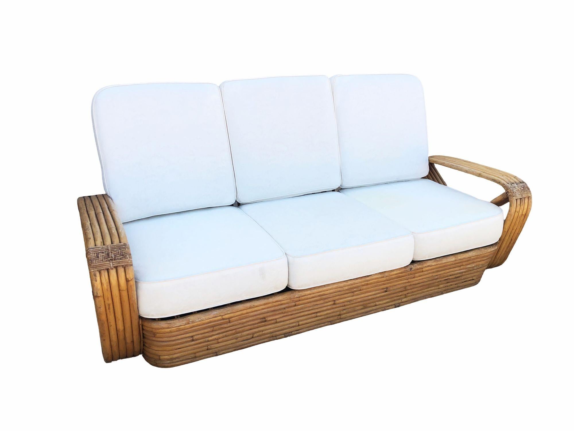 Dieses seltene, museumswürdige Sofa mit quadratischer Rückenlehne aus fünf Strähnen und Brezel wurde von Paul T. Frankl unter Verwendung der hochwertigsten verfügbaren Rattanstangen und Schilfrohre entworfen und befindet sich in seinem