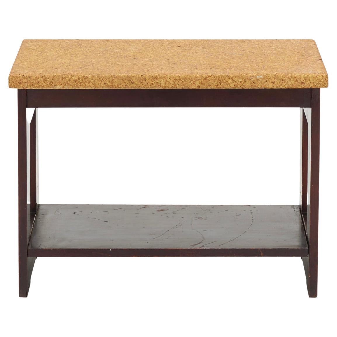 Tavolo occasionale in sughero e mogano Paul T. Frankl, modello 5026, Johnson Furniture Company, USA, 1948-1952. 22 h × 30 l × 20 p in. Marchio del produttore inciso sul lato inferiore 
