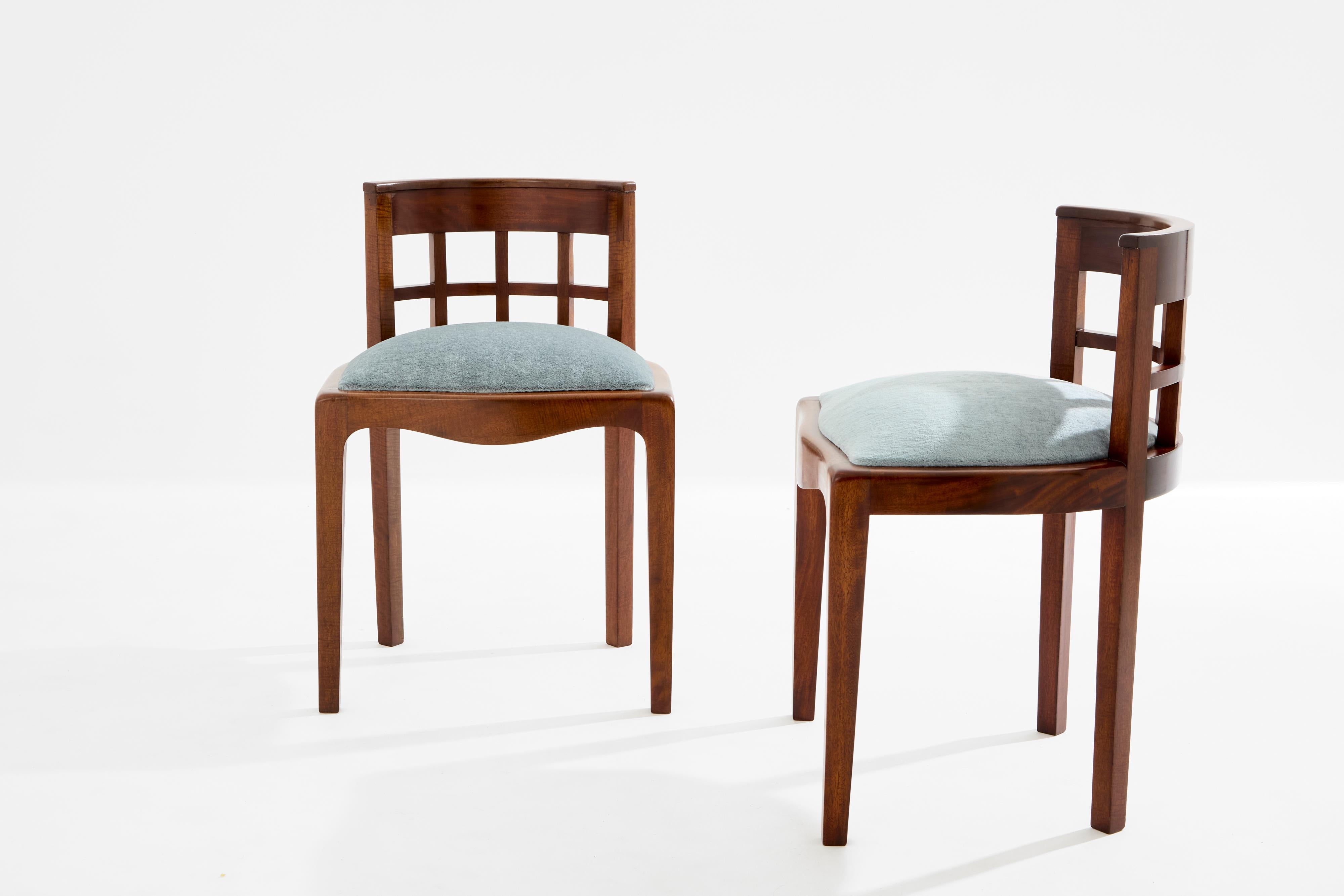 Dieses schöne Paar Beistellstühle wurde 1933 von Paul T. Frankl entworfen und hergestellt,  und verkörpert eindeutig die glatten Linien von Frankls Art-Déco-Werken der frühen 1930er Jahre. Das Gestell ist aus massivem Nussbaumholz, vollständig